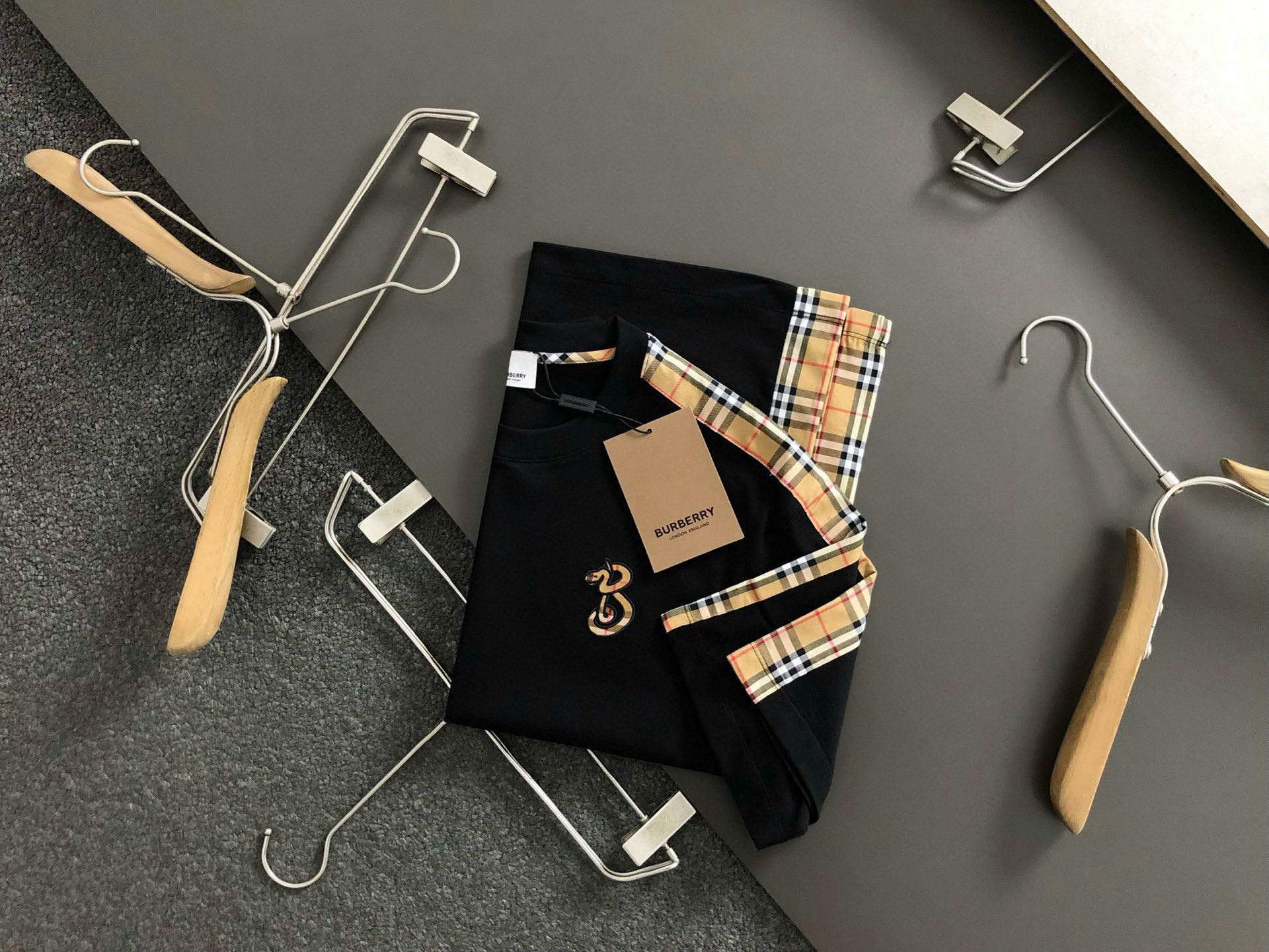 NO:155893,BBR* fitting M-XXXL 25 spring and summer top black year of snake exclusive logo plaid splicing letter embroidered heavy classic short sleeves, exquisite craftsmanship counter fabric, top-level elements fusion, classic short sleeves 3 logos, trendy men's fashion, whether it is the comfort of the upper body or the incomparable existence, it can be said to be a must-have for summer 170-135(M) -150(L) 178-160(XL) 180-170(XXL) 180-180(XXXL),,T-shirt,alexander wang19860909BBR*合身版型M-XXXL 25春夏顶级黑色蛇年专属logo 格纹拼接字母绣花重磅经典短袖,精致工艺专柜面料,顶级元素融合打造,经典短袖3标齐全,潮男时尚,无论是上身舒适度还是都是无可比拟的存在,可以说是夏日必备 170-135(M) -150(L) 178-160(XL)180-170(XXL) 180-180(XXXL),,T-shirt,alexander wang,Men's clothing