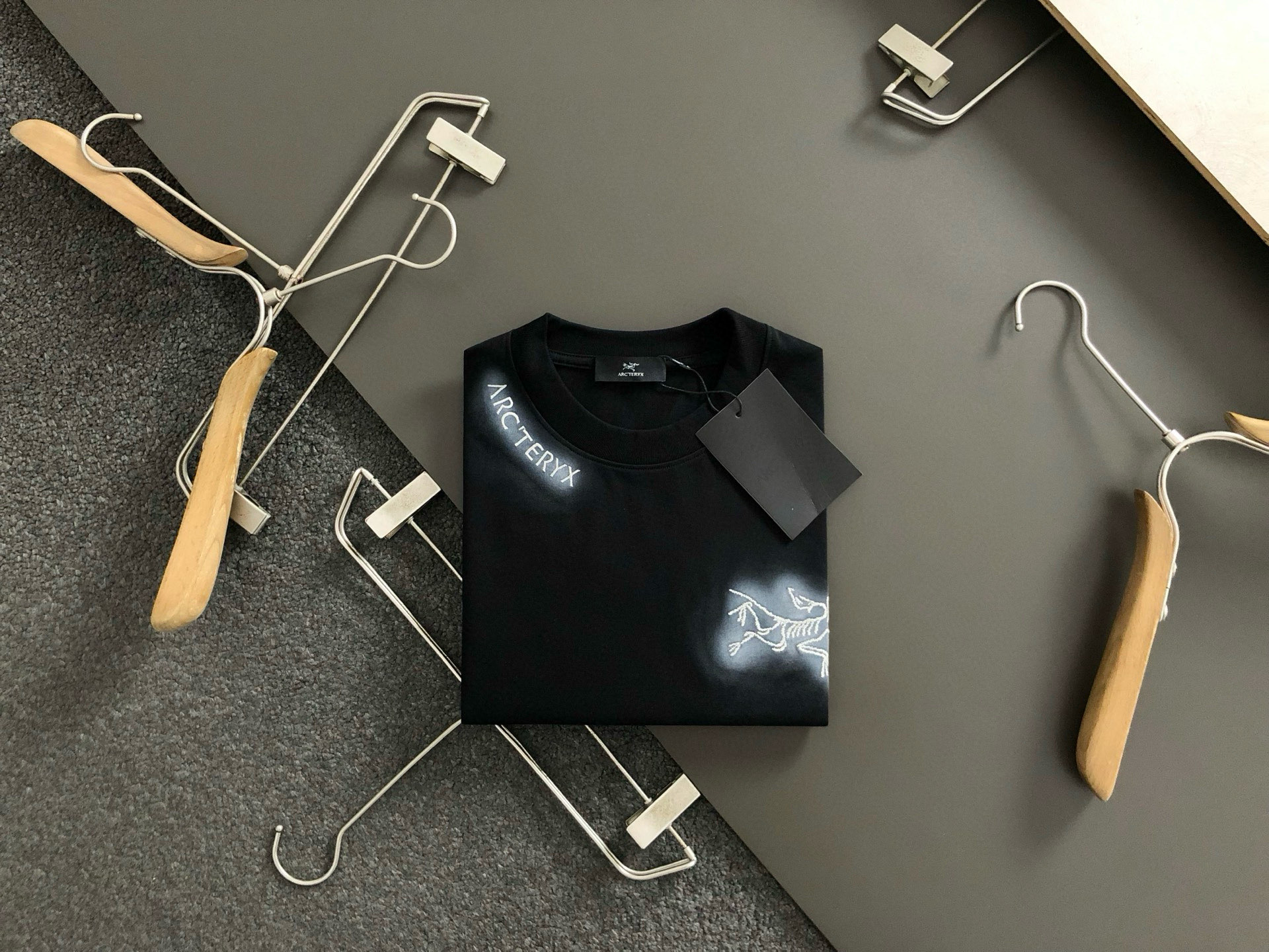 NO:155898,SZN* micro-wide version S-Xl 25 early spring latest neckline letter embroidery fusion back round logo heavy short sleeves, high-end quality counter original single round collar assistance, top-level production process imported fabric, unique design of the counter model, using imported high-end custom imported silk thread with first-class feel!  Official website for sale!  S-Xl, T-shirt, alexander wang19860909SZN*微宽版型S-Xl 25早春最新领口字母刺绣融合后幅圆形logo重磅短袖,高端品质专柜原单圆领援助,顶级制作工艺进口面料,专柜款独特设计,采用进口高端订制进口丝线手感一流！官网在售！码数S-Xl,,T-shirt,alexander wang,Men's clothing