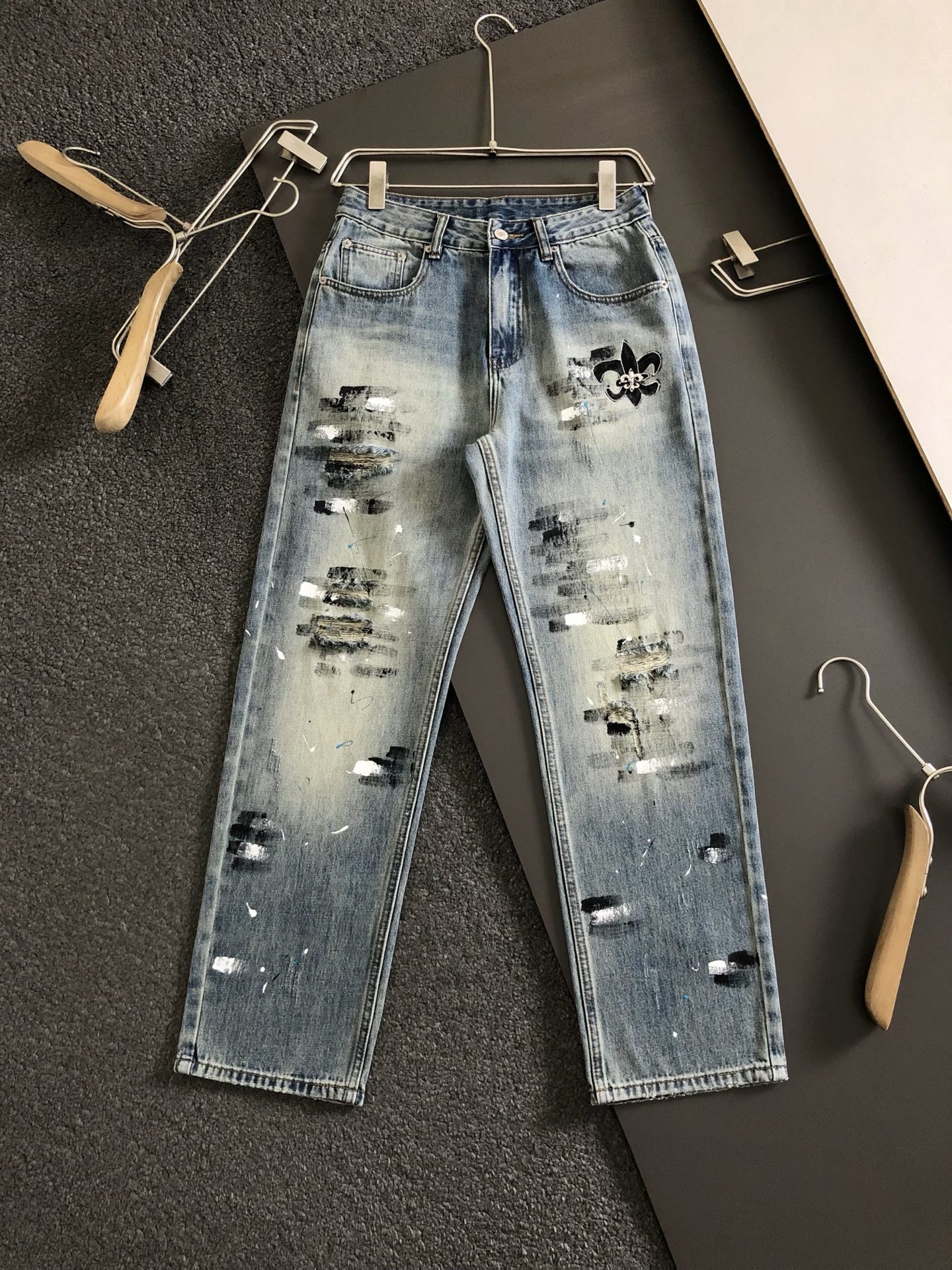 Trendy Water-Washed Jeans with Leather Details and Embroidery Pattern - 图片 2