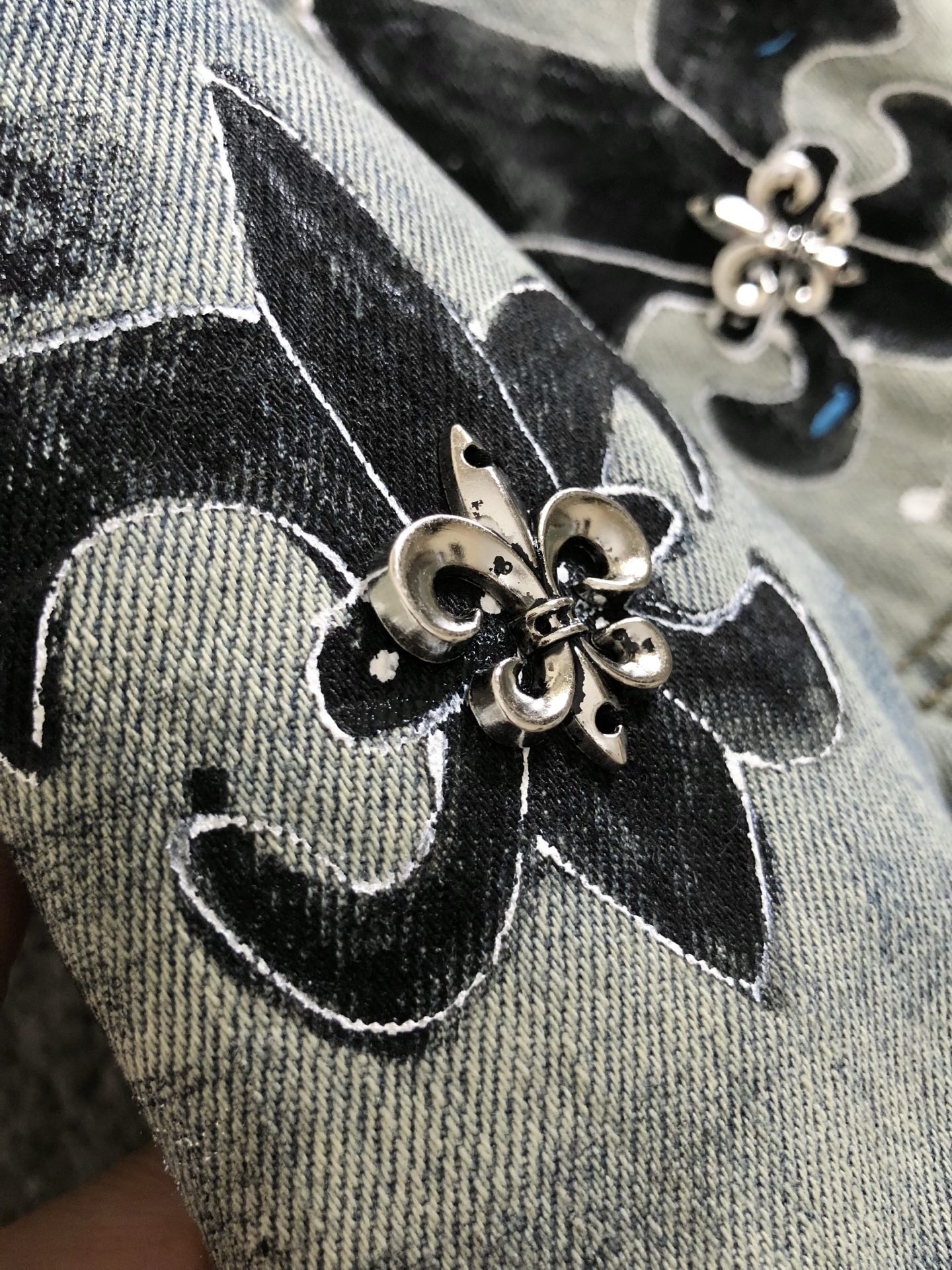 Trendy Water-Washed Jeans with Leather Details and Embroidery Pattern - 图片 6