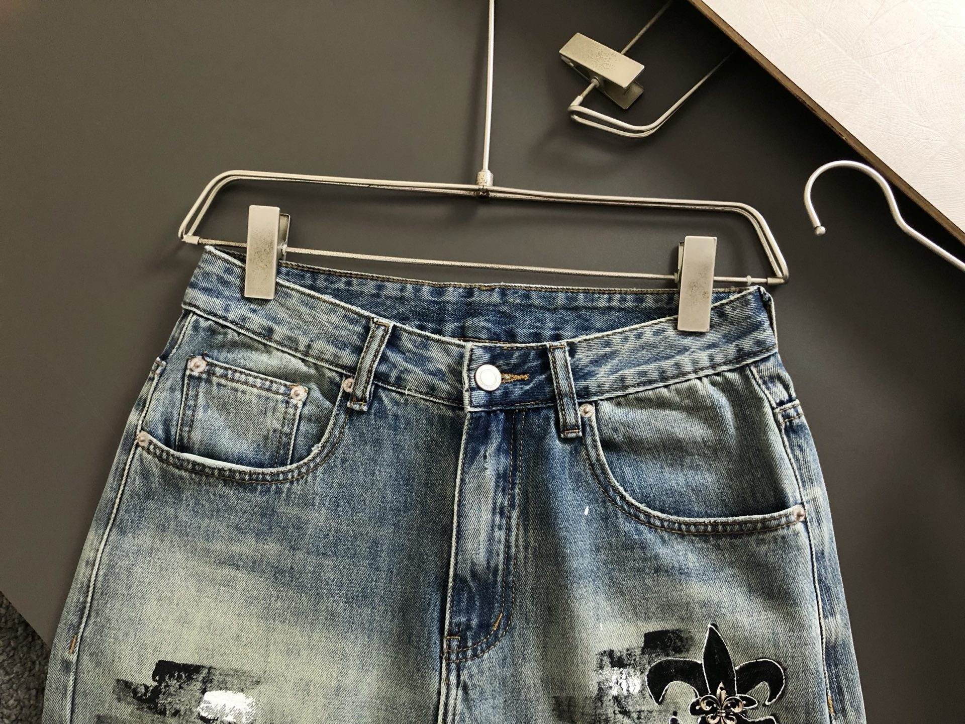 Trendy Water-Washed Jeans with Leather Details and Embroidery Pattern - 图片 4