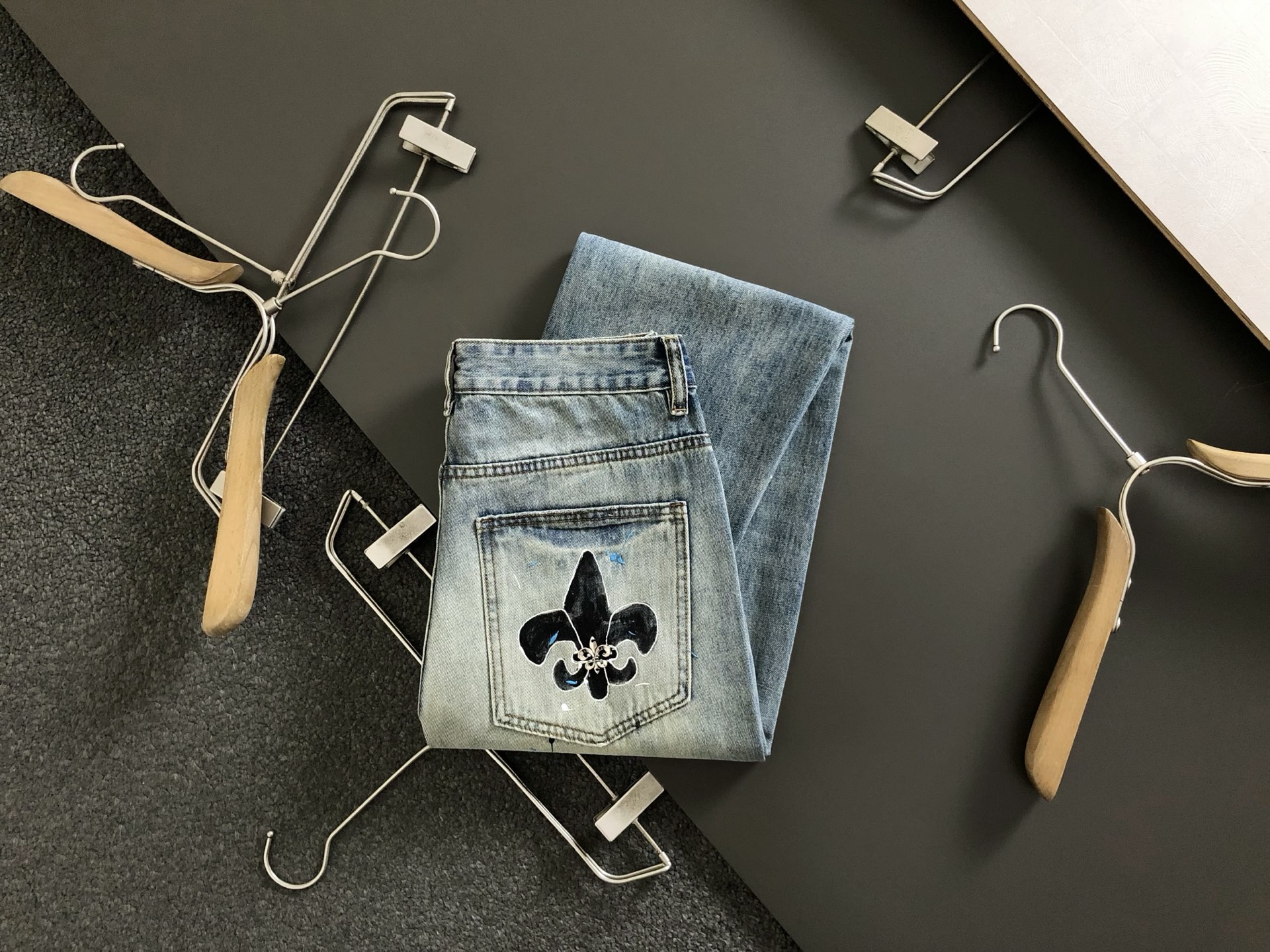 Trendy Water-Washed Jeans with Leather Details and Embroidery Pattern - 图片 1