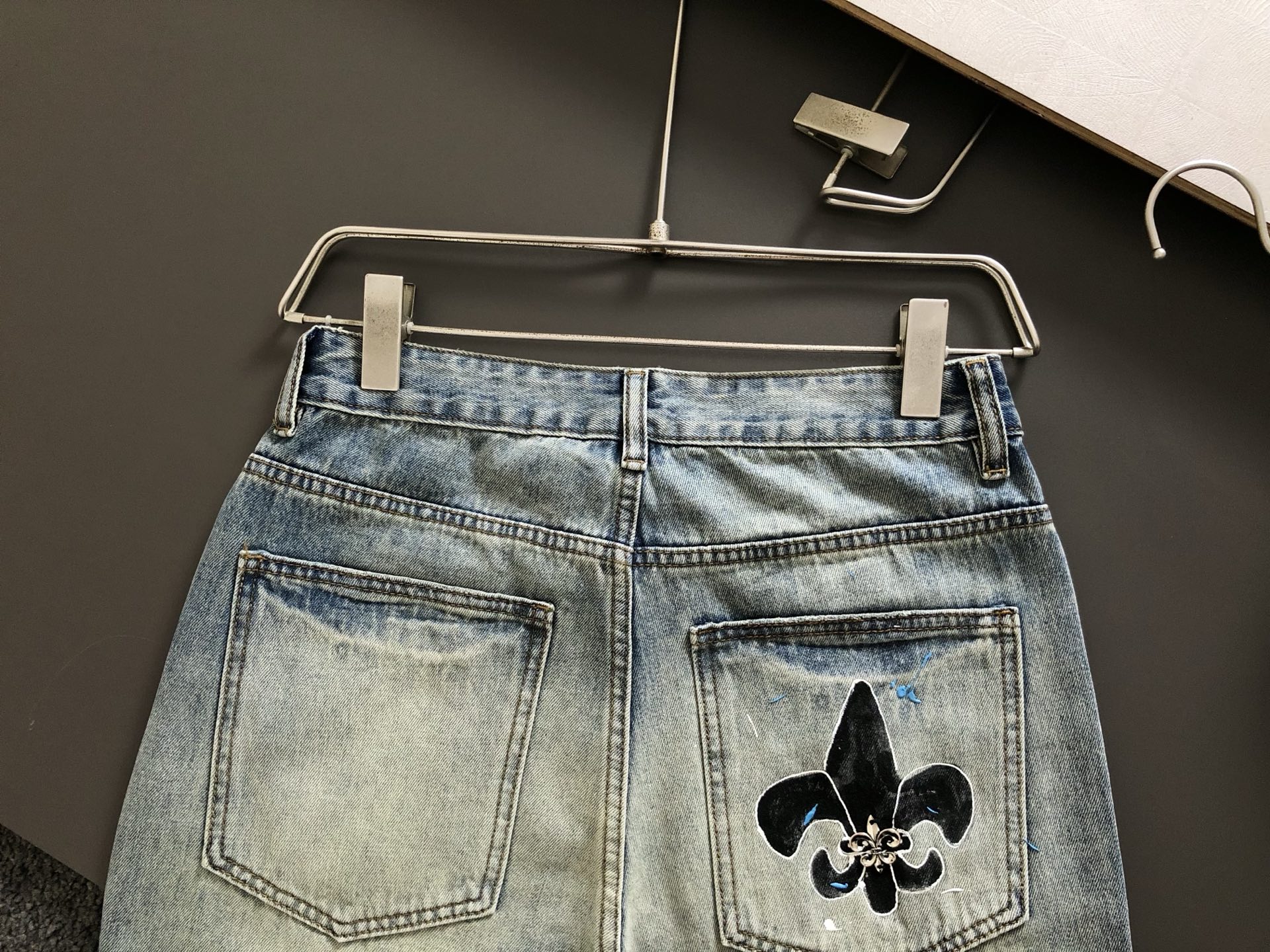 Trendy Water-Washed Jeans with Leather Details and Embroidery Pattern - 图片 5