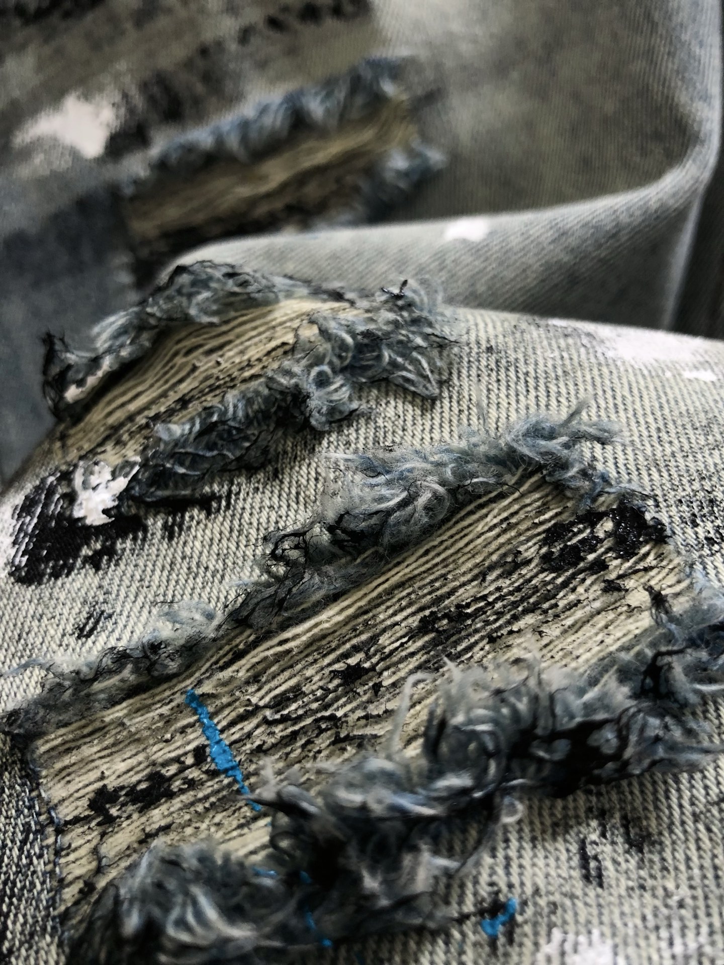 Trendy Water-Washed Jeans with Leather Details and Embroidery Pattern - 图片 8