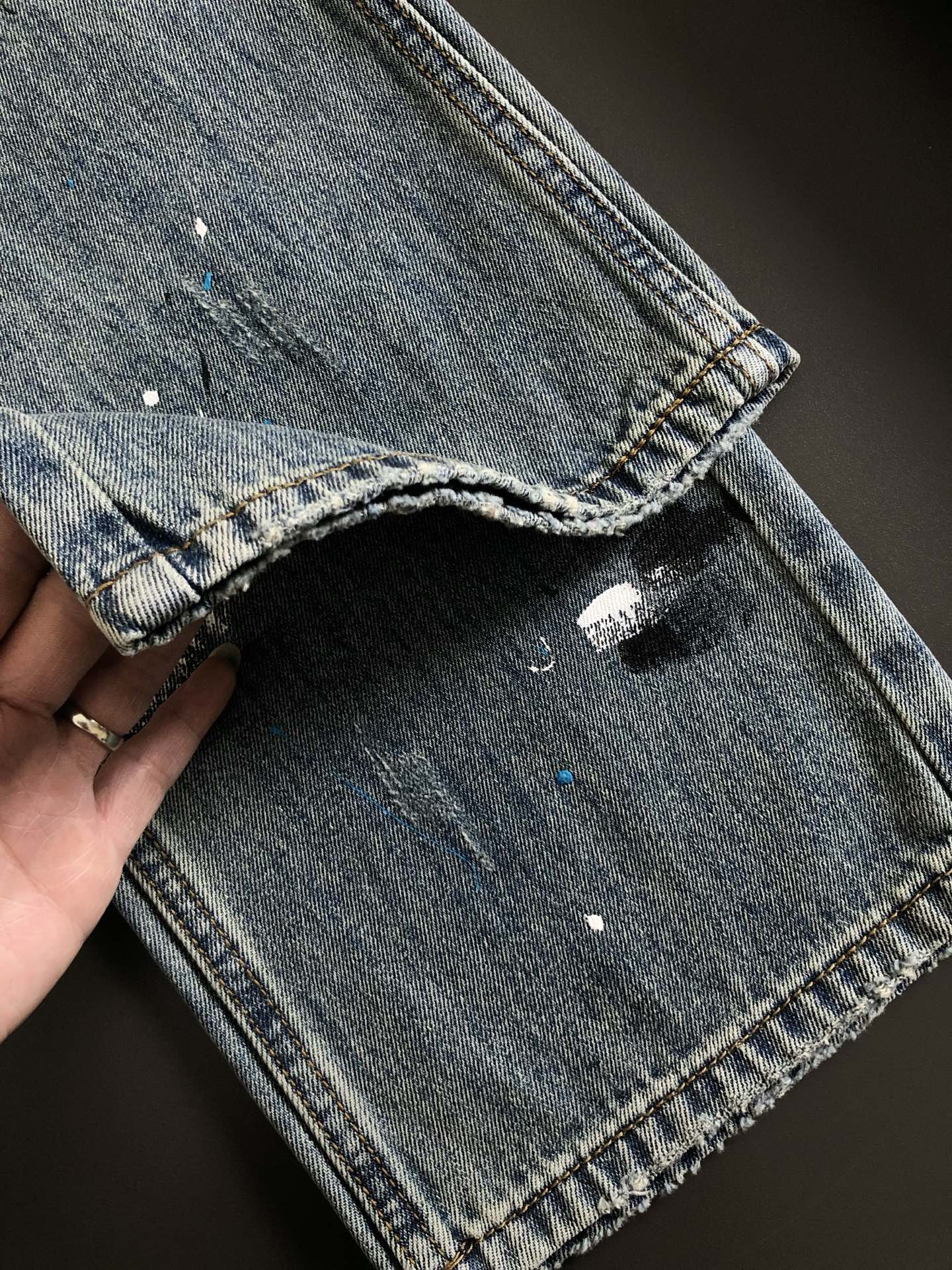 Trendy Water-Washed Jeans with Leather Details and Embroidery Pattern - 图片 7