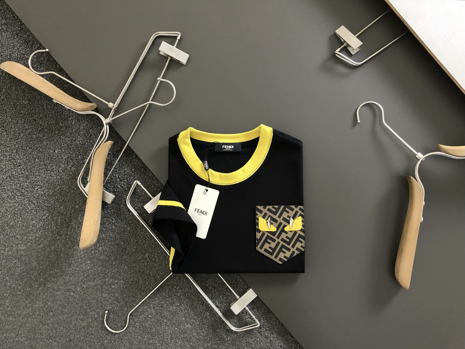 NO:162074,FEND* micro-wide version M-xxxl 25 early spring latest leather pocket double F fusion heavy short sleeves, high-end quality counter original single round neck short sleeves, top-level production process imported fabric, unique design of the counter model, using imported high-end custom imported silk thread with first-class feel!  Official website for sale!  Code number M-xxxl, fendi, T-shirt, alexander wang19860909FEND*微宽版型M-xxxl 25早春最新贴皮口袋双F融合重磅短袖,高端品质专柜原单圆领短袖,顶级制作工艺进口面料,专柜款独特设计,采用进口高端订制进口丝线手感一流！官网在售！码数M-xxxl,,fendi,T-shirt,alexander wang,Men's clothing