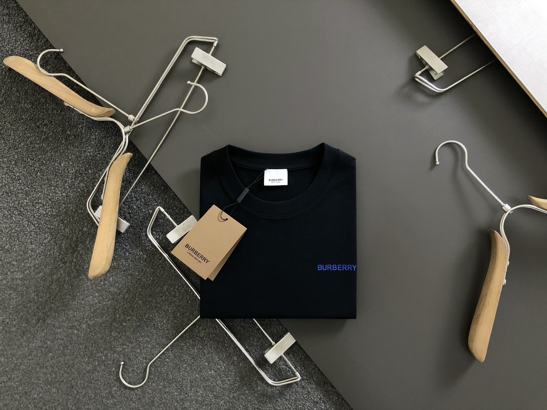 NO:162083,BBR* fit style M-XXXL 25 spring and summer top blue letter fusion knight print heavy classic short sleeves, exquisite craftsmanship counter fabric, top-level elements fusion, classic short sleeve 3 specifications complete, trendy men's fashion, whether it is the comfort of the upper body or the incomparable existence, it can be said to be a must-have for summer 170-135(M) 175-150(L) 178-160(XL) 180-170(XXL) 180-180(XXXL), T-shirt,alexander wang19860909BBR*合身版型M-XXXL 25春夏顶级蓝色字母融合骑士印花重磅经典短袖,精致工艺专柜面料,顶级元素融合打造,经典短袖3标齐全,潮男时尚,无论是上身舒适度还是都是无可比拟的存在,可以说是夏日必备 170-135(M) 175-150(L) 178-160(XL)180-170(XXL) 180-180(XXXL),,T-shirt,alexander wang,Men's clothing