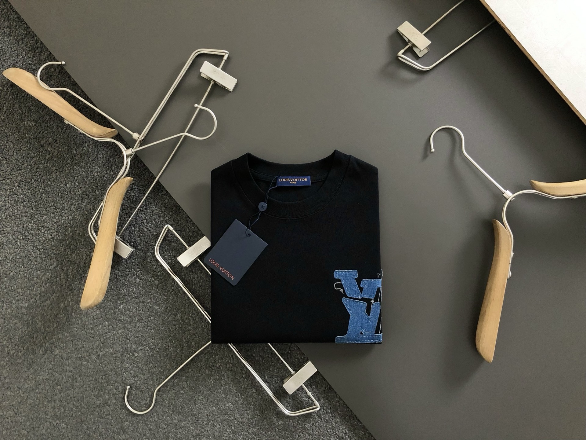 NO:162080,L brand* fitting M-XXXL 25 spring and summer top-quality patch embroidered classic short sleeves, exquisite craftsmanship counter fabric, top-level elements fusion, classic short sleeves 3 specifications, trendy men's fashion, whether it is the comfort of the upper body or the incomparable existence, it can be said to be a must-have in summer 170-(M) 175-150(L) 178-160(XL) 180-170(XXL) 180-180(XXXL), T-shirt,alexander wang19860909L牌*合身版型M-XXXL 25春夏顶级贴布绣经典短袖,精致工艺专柜面料,顶级元素融合打造,经典短袖3标齐全,潮男时尚,无论是上身舒适度还是都是无可比拟的存在,可以说是夏日必备 170-(M) 175-150(L) 178-160(XL)180-170(XXL) 180-180(XXXL),,T-shirt,alexander wang,Men's clothing