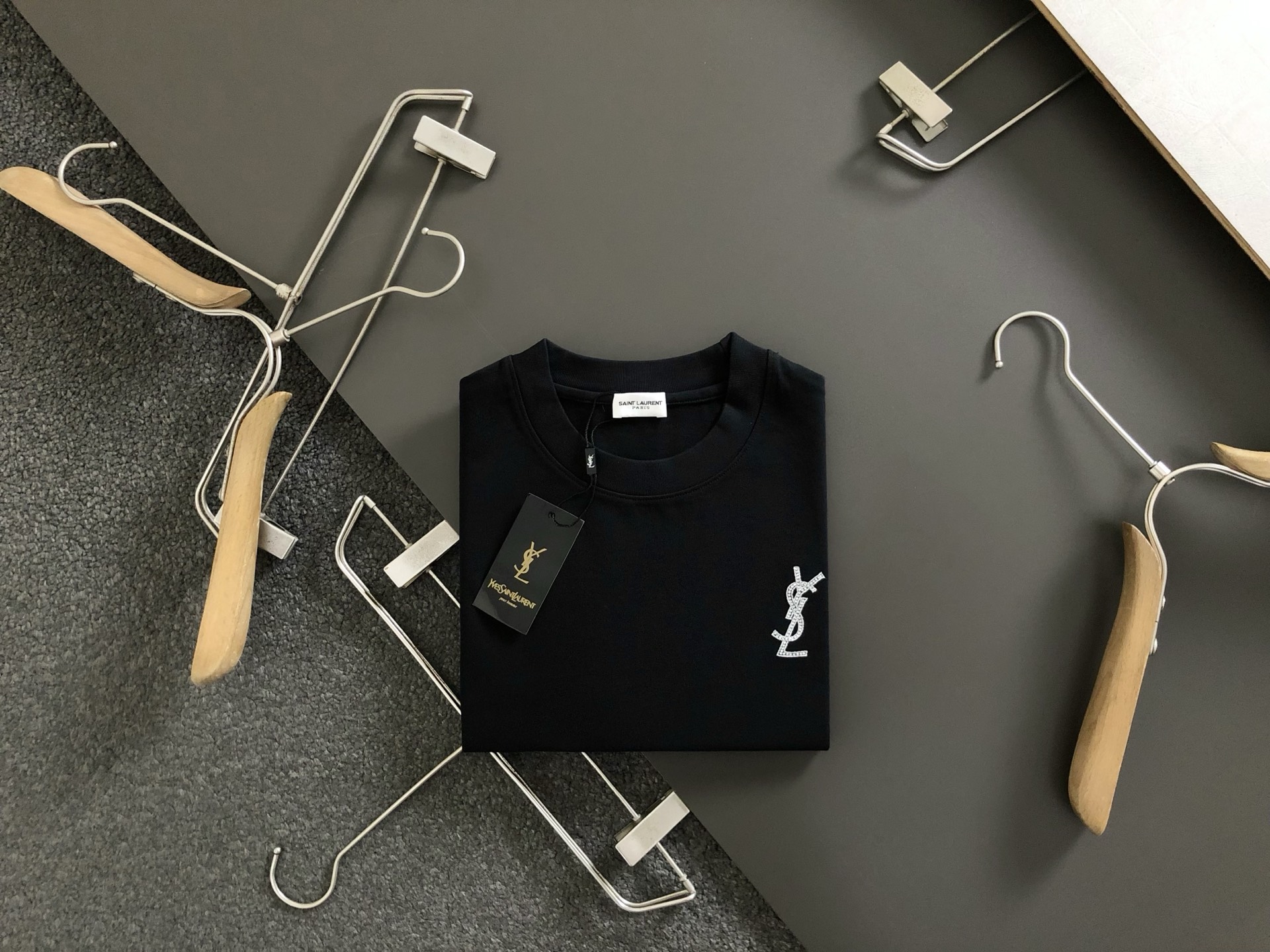 NO:162067,SLY* loose version S-Xl 25 early spring latest hot diamond logo heavy short sleeves, high-end quality counter original single round collar assistance, top-level production process imported fabric, unique design of the counter model, imported high-end custom imported silk thread feels first-class!  Official website for sale!  S-Xl, T-shirt, alexander wang19860909SLY*宽松版型S-Xl 25早春最新烫钻logo重磅短袖,高端品质专柜原单圆领援助,顶级制作工艺进口面料,专柜款独特设计,采用进口高端订制进口丝线手感一流！官网在售！码数S-Xl,,T-shirt,alexander wang,Men's clothing