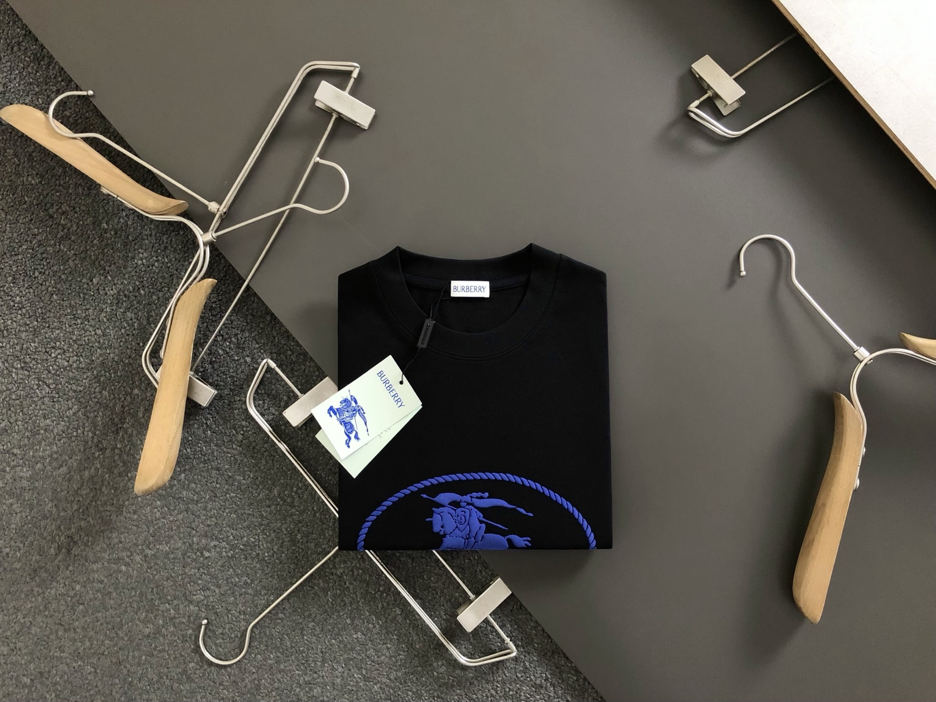 NO:162086,BBR^Fitted fit M-XXXL 25 spring and summer top knight print classic short sleeves, exquisite craftsmanship counter fabric, top-level elements fusion, classic short sleeves 3 specifications, trendy men's fashion, whether it is the comfort of the upper body or the incomparable existence, it can be said to be a must-have for summer 170-(M) 175-150(L) 178-160(XL) 180-170(XXL) 180-180(XXXL), T-shirt,alexander wang19860909BBR^合身版型M-XXXL 25春夏顶级骑士印花经典短袖,精致工艺专柜面料,顶级元素融合打造,经典短袖3标齐全,潮男时尚,无论是上身舒适度还是都是无可比拟的存在,可以说是夏日必备 170-(M) 175-150(L) 178-160(XL)180-170(XXL) 180-180(XXXL),,T-shirt,alexander wang,Men's clothing