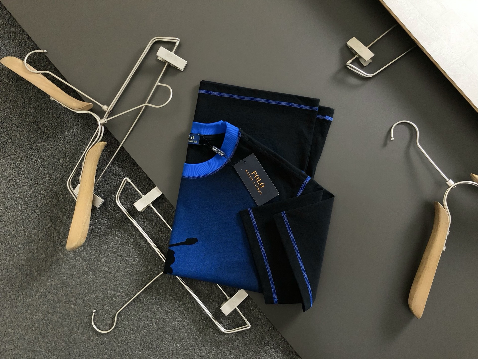 NO:162070,LF* fit style M-xxxl The latest and most top black and blue color-blocked short sleeves, the top quality counter original single short sleeves, the top production process imported fabric, the unique design of the counter model, using imported high-end custom imported silk thread with first-class feel!  Official website for sale!  Code number M-xxxl, T-shirt, alexander wang19860909LF*合身版型 M-xxxl 最新最顶级黑蓝拼色短袖,最顶级的品质专柜原单短袖,顶级制作工艺进口面料,专柜款独特设计,采用进口高端订制进口丝线手感一流！官网在售！码数M-xxxl,,T-shirt,alexander wang,Men's clothing