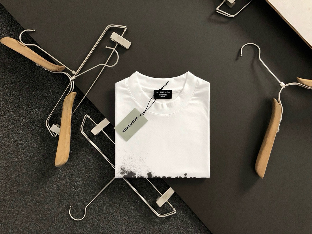 NO:162092,BA* loose version S-Xl Latest and top version graffiti hand-painted Coke style trendy vest, top quality counter original single short sleeves, top production craft imported fabric, unique design of the counter model, imported high-end custom imported silk thread feels first-class!  Official website for sale!  S-Xl, T-shirt, alexander wang19860909BA*宽松版型S-Xl 最新最顶级版本涂鸦手绘可乐款潮流背心,最顶级的品质专柜原单短袖,顶级制作工艺进口面料,专柜款独特设计,采用进口高端订制进口丝线手感一流！官网在售！码数S-Xl,,T-shirt,alexander wang,Men's clothing