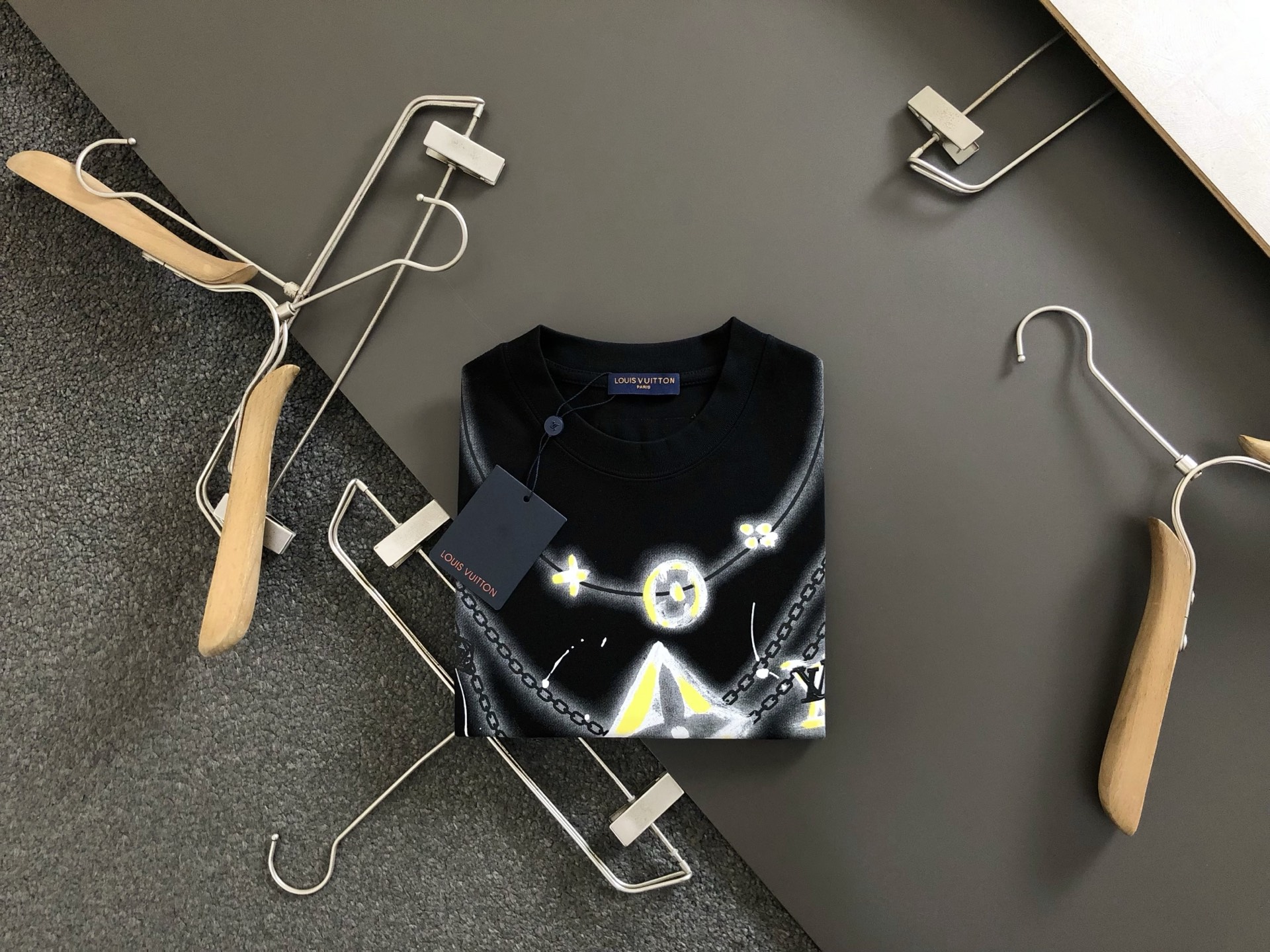 NO:162089,L brand * fitting M-XXXL 25 spring and summer graffiti classic short sleeves, exquisite craftsmanship counter fabric, top-level elements fusion, classic short sleeves 3 standards, trendy men's fashion, whether it is the comfort of the upper body or the incomparable existence, it can be said to be a must-have for summer 170-(M) 175-150(L) 178-160(XL) 180-170(XXL) 180-180(XXXL), T-shirt,alexander wang19860909L牌*合身版型M-XXXL 25春夏涂鸦经典短袖,精致工艺专柜面料,顶级元素融合打造,经典短袖3标齐全,潮男时尚,无论是上身舒适度还是都是无可比拟的存在,可以说是夏日必备 170-(M) 175-150(L) 178-160(XL)180-170(XXL) 180-180(XXXL),,T-shirt,alexander wang,Men's clothing