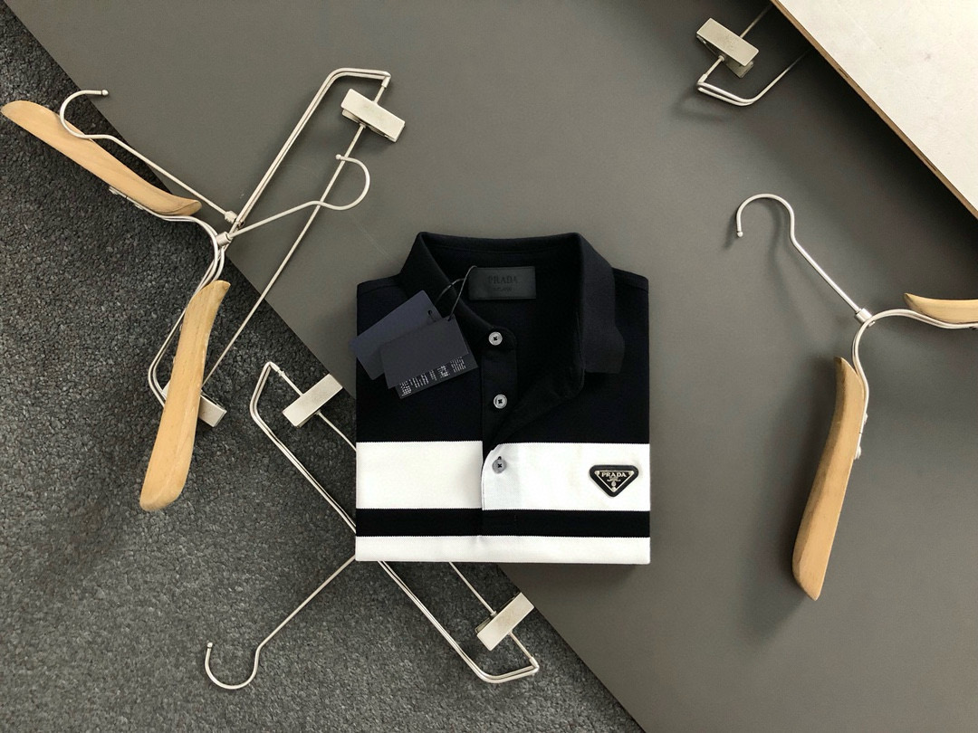 NO:162077,prad* fitting style M-xxxl The latest and most top black and white striped metal triangle logo combines classic counter original single polo* top production process imported fabric, the counter model is uniquely designed, using imported high-end custom imported silk thread with first-class feel!  Official website for sale!  ,prada,alexander wang19860909prad*合身版型M-xxxl 最新最顶级黑白条纹金属三角标融合经典专柜原单polo*顶级制作工艺进口面料,专柜款独特设计,采用进口高端订制进口丝线手感一流！官网在售！,,prada,alexander wang,Men's clothing