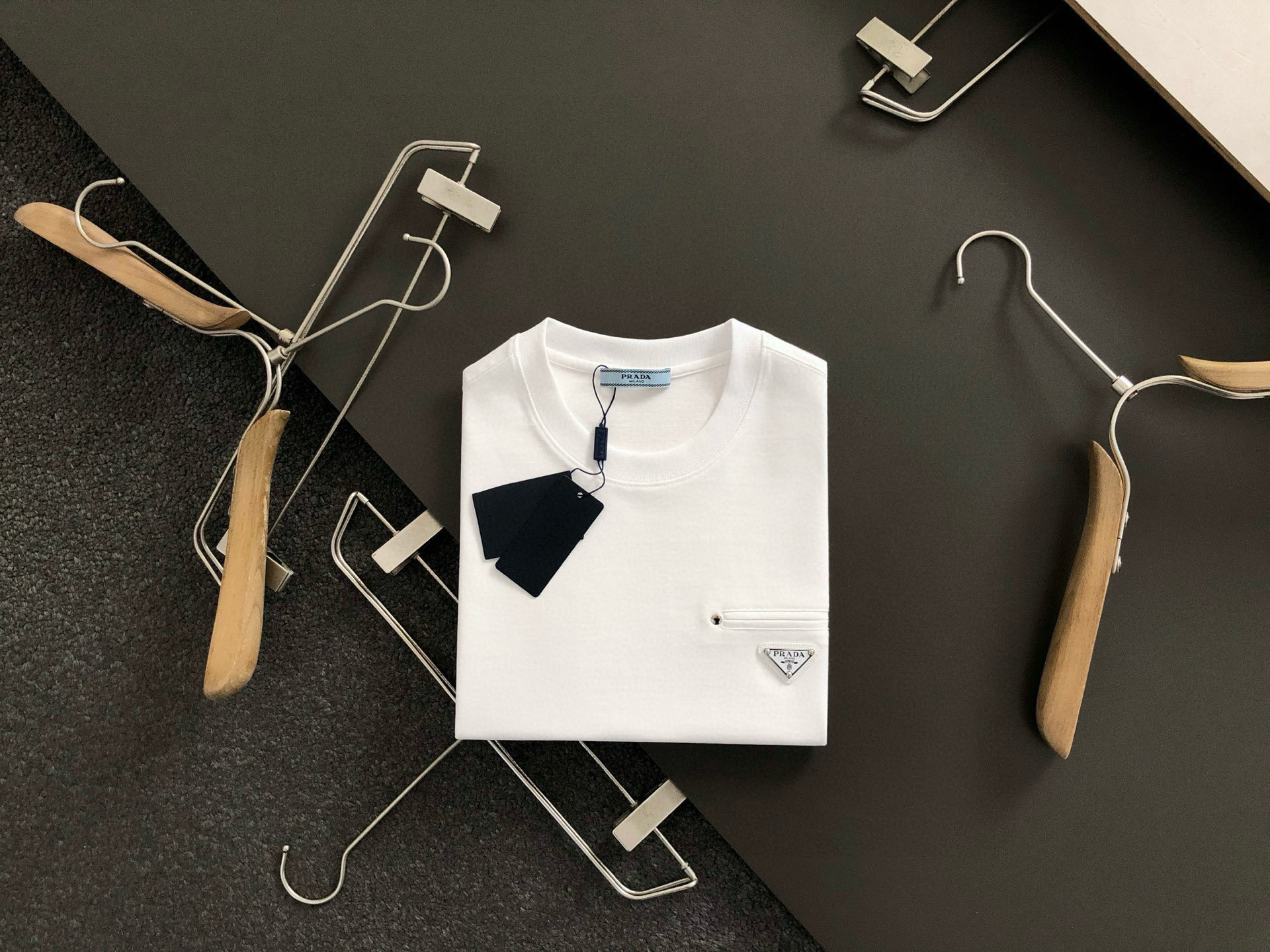 NO:162076,PRAD* fitting style M-XXXL 25 spring and summer top black rivet inlaid pocket fusion metal triangle mark heavy classic short sleeves, exquisite craftsmanship counter fabric, top-level elements fusion creation, classic short sleeve 3 marks complete, trendy men's fashion, whether it is the comfort of the upper body or the incomparable existence, it can be said to be a must-have for summer 170-135(M) 175-150(L) 178-160(XL) 180-170(XXL) 180-180(XXXL),,prada,T-shirt,alexander wang19860909PRAD*合身版型M-XXXL 25春夏顶级黑色铆钉镶嵌口袋融合金属三角标重磅经典短袖,精致工艺专柜面料,顶级元素融合打造,经典短袖3标齐全,潮男时尚,无论是上身舒适度还是都是无可比拟的存在,可以说是夏日必备 170-135(M) 175-150(L) 178-160(XL)180-170(XXL) 180-180(XXXL),,prada,T-shirt,alexander wang,Men's clothing