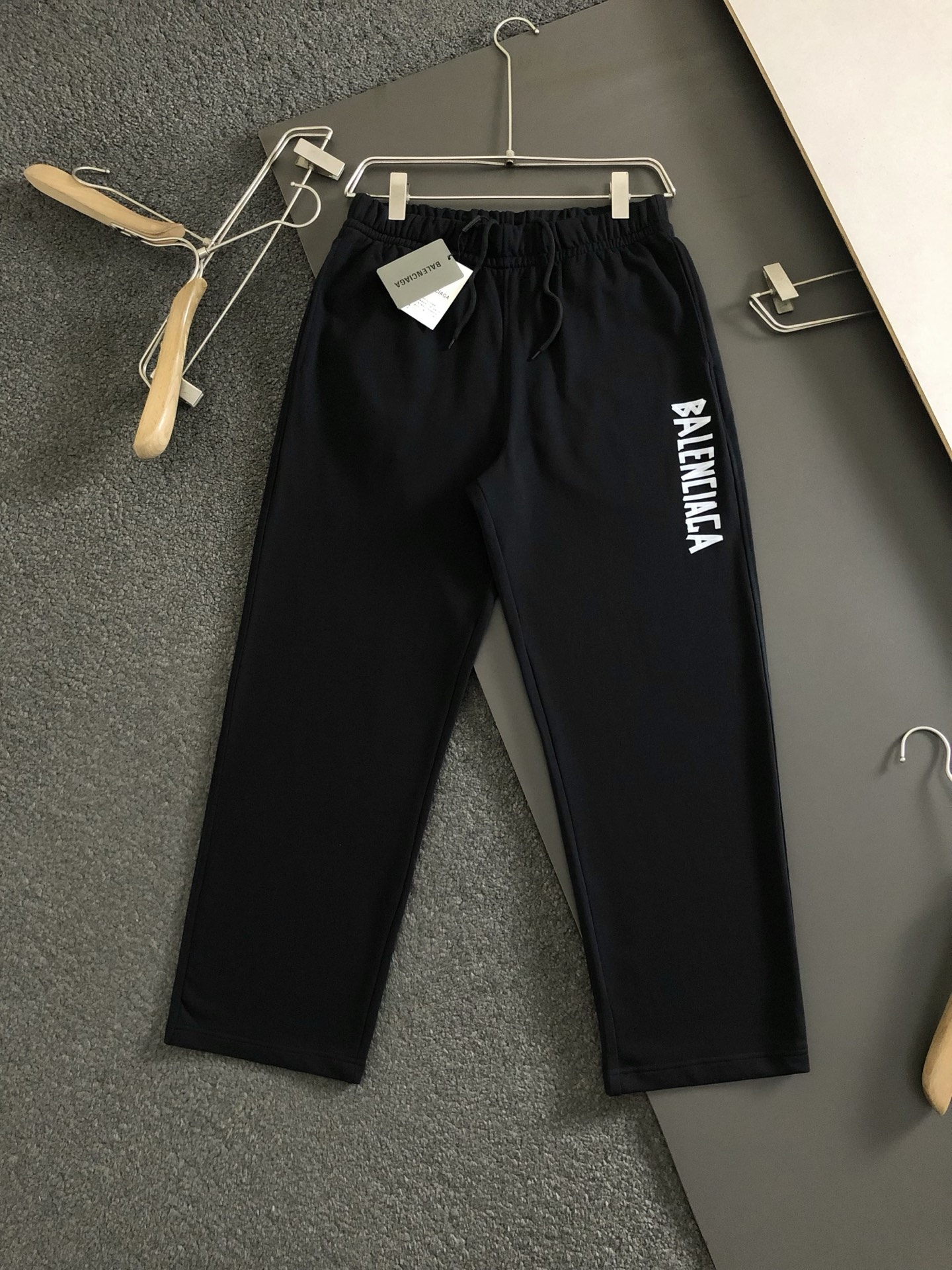 High-End Three-Colored Thongs: Top-Quality Cabinets with Unique Design and Imported Fabrics. - 图片 2
