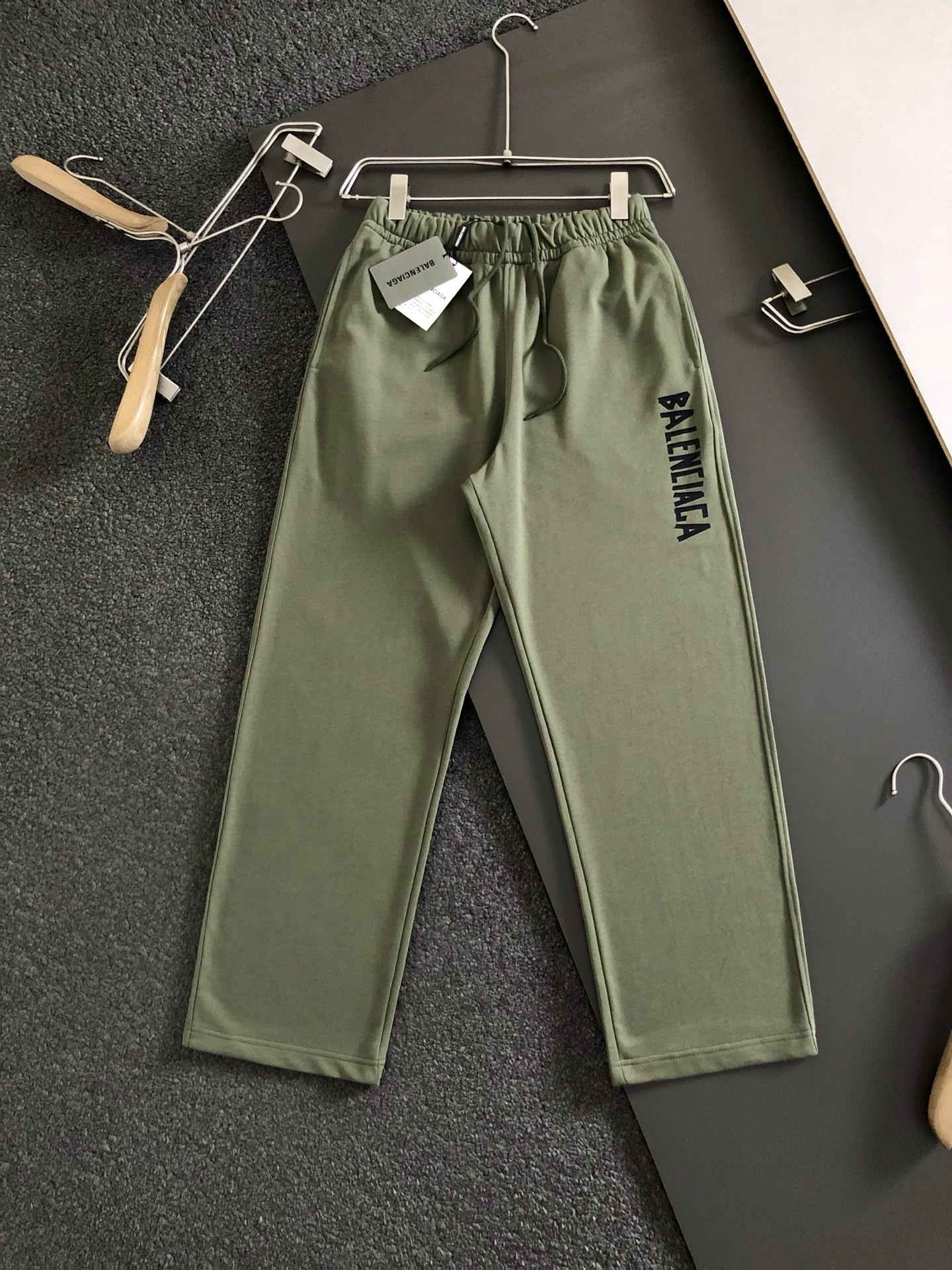High-End Three-Colored Thongs: Top-Quality Cabinets with Unique Design and Imported Fabrics. - 图片 7