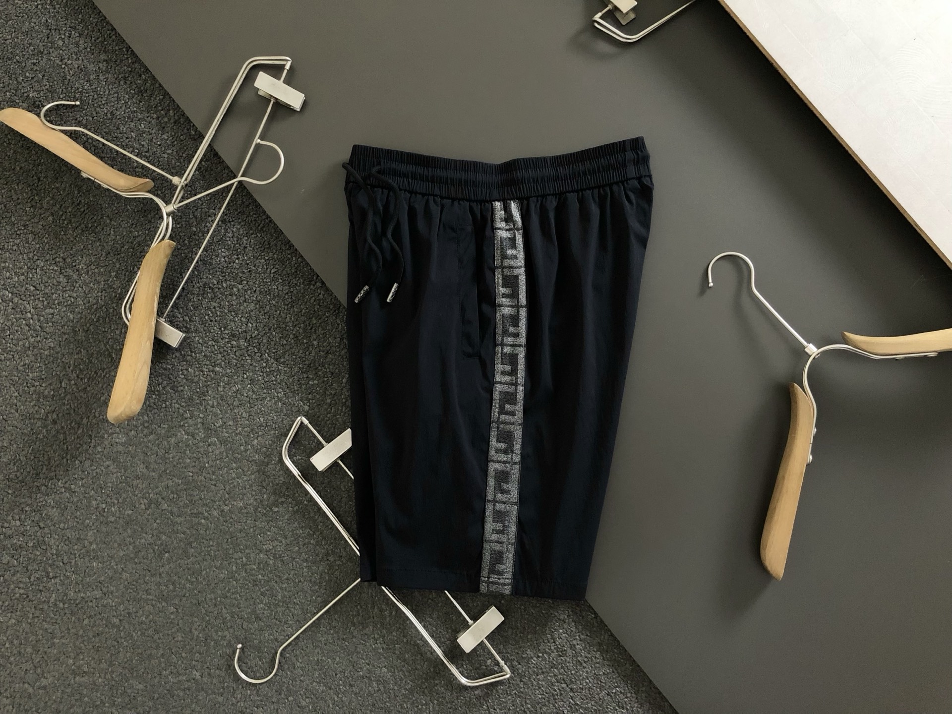 FEND**合身版型M-XXXL
25春夏顶级双F提花重磅经典短裤精致工...