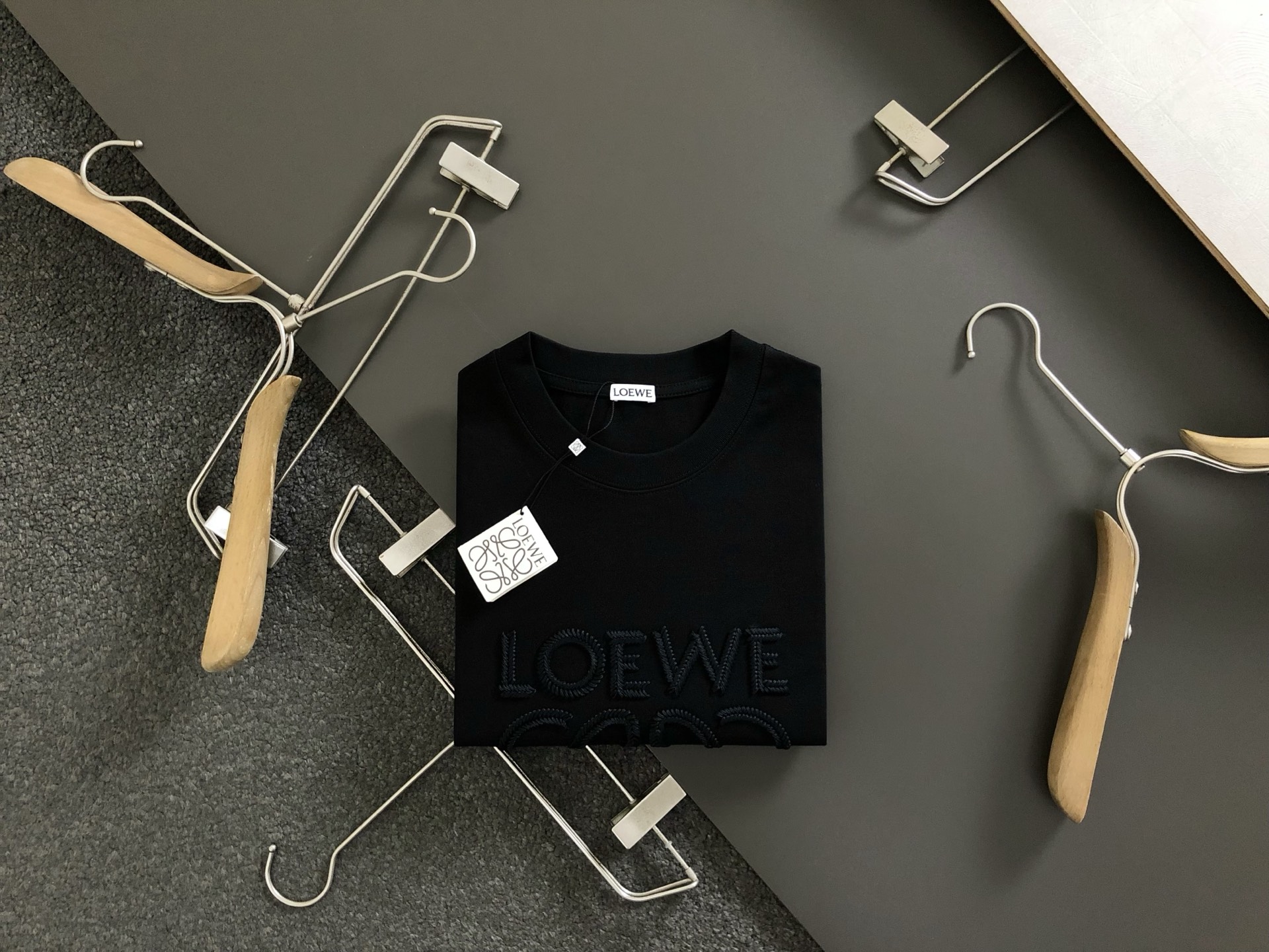 LOW*微宽版型M-XXXL
25春夏顶级编织绣经典短袖，精致工艺专...