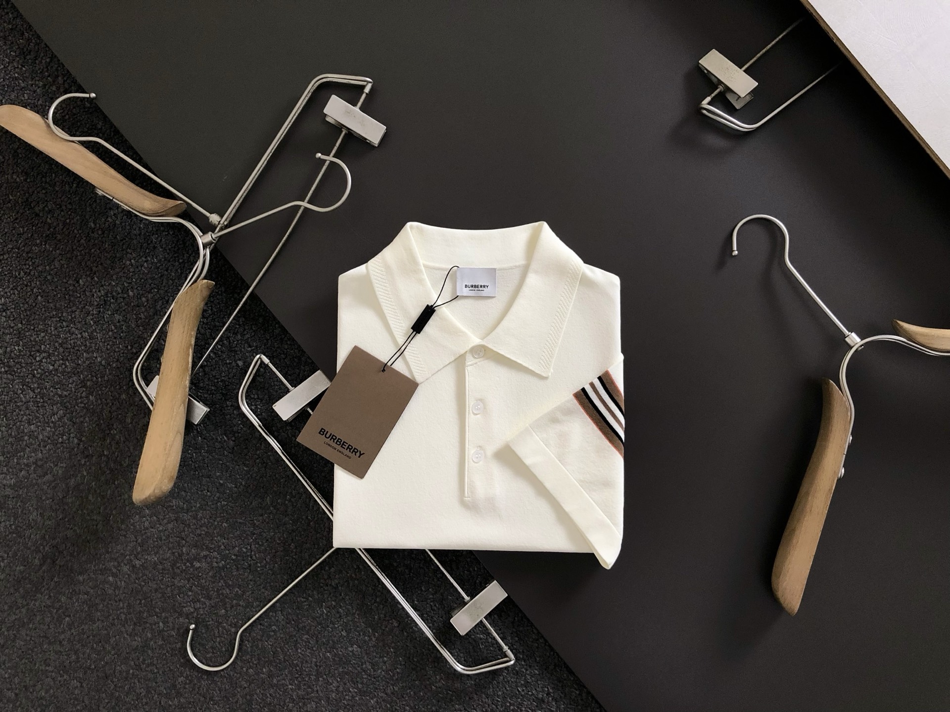 伊力特  短袖服装 1