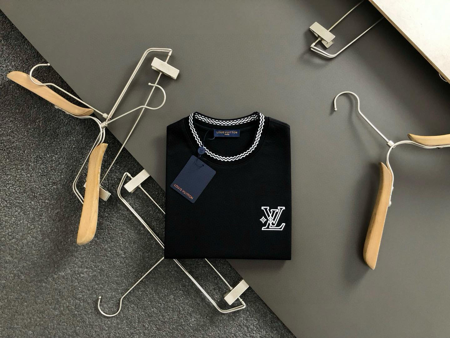 L牌*合身版型M-XXXL
25春夏顶级黑色领口螺纹搭配立体老花压...