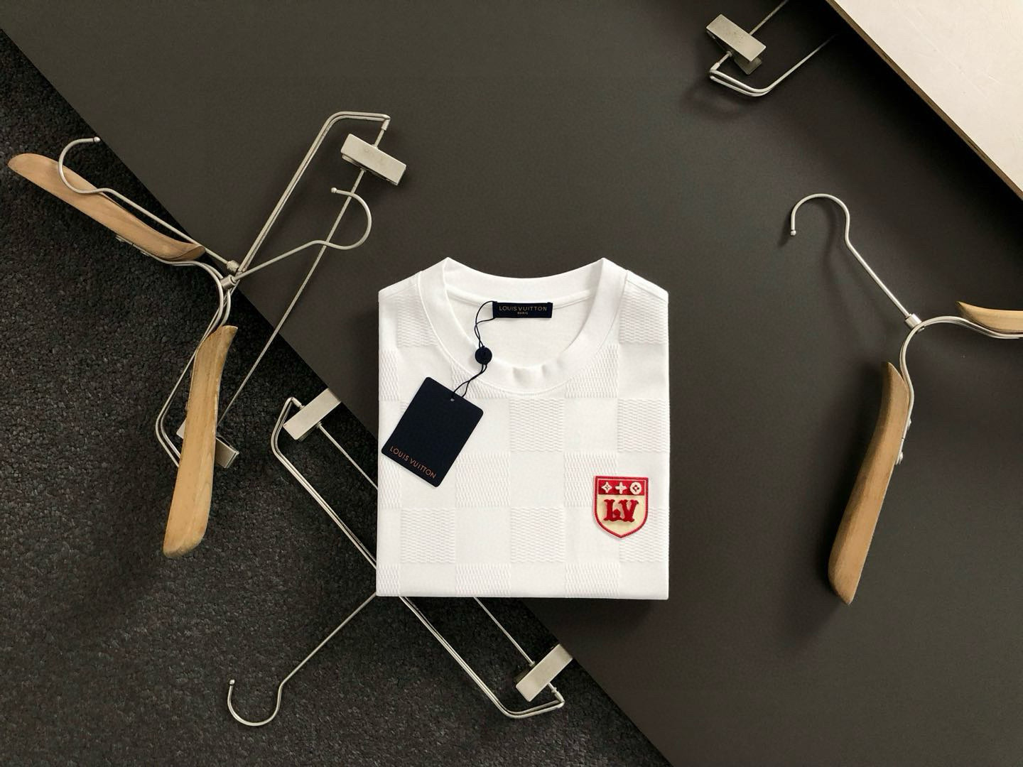 L牌*合身版型M-XXXL
25春夏顶级黑色棋盘格贴标牙刷绣工艺重...