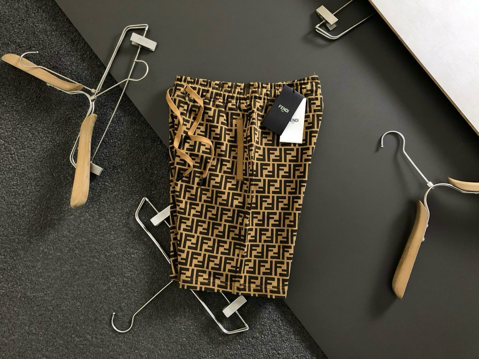 *合身版型S-Xl
25春夏顶级经典款双F印花经典短裤，精致工...