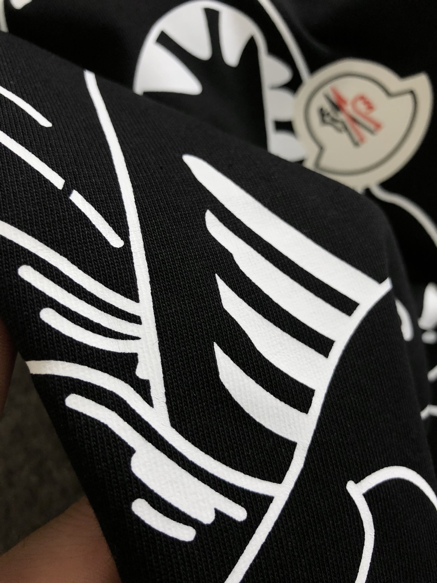 P70（顶级版本 区别通货）
25ss 蒙口 夏季新款  重磅推出双纱纯棉面料短袖 春夏走秀款 个性独家款式 男女同款 采用进口定制定染面料 后领锁链底全包肩 过水不变形不缩水 春夏最新砖柜同步 时尚又个性 超级百搭好看款  男女都非常合适  人手必备款 春夏最新砖柜同步 时尚又个性 超级百搭好看款 春夏最新砖柜同步 时尚又个性 超级百搭好看款  男女都非常合适  人手必备款  吊牌 领标 水洗麦 三标齐全
颜色：白色 黑色
码数：M-3XL（下单请报身高体重）