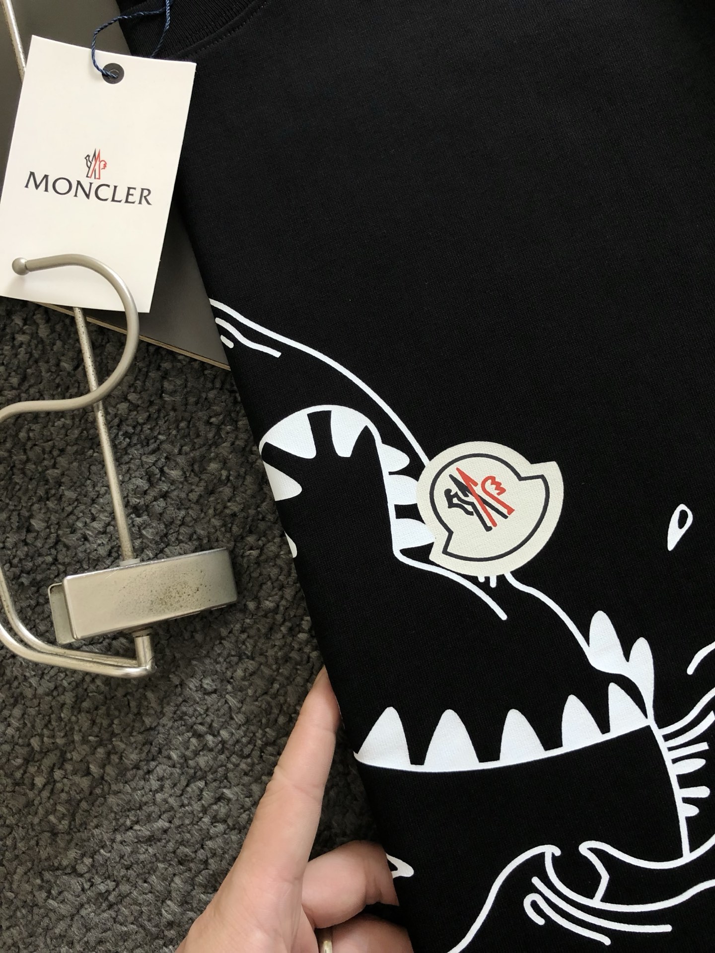 P70（顶级版本 区别通货）
25ss 蒙口 夏季新款  重磅推出双纱纯棉面料短袖 春夏走秀款 个性独家款式 男女同款 采用进口定制定染面料 后领锁链底全包肩 过水不变形不缩水 春夏最新砖柜同步 时尚又个性 超级百搭好看款  男女都非常合适  人手必备款 春夏最新砖柜同步 时尚又个性 超级百搭好看款 春夏最新砖柜同步 时尚又个性 超级百搭好看款  男女都非常合适  人手必备款  吊牌 领标 水洗麦 三标齐全
颜色：白色 黑色
码数：M-3XL（下单请报身高体重）