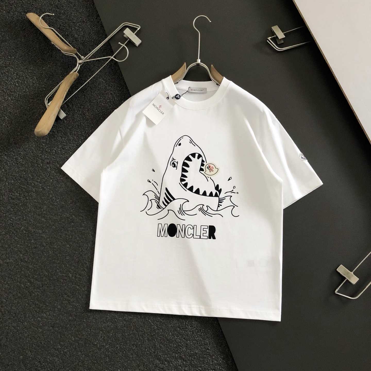 P70（顶级版本 区别通货）
25ss 蒙口 夏季新款  重磅推出双纱纯棉面料短袖 春夏走秀款 个性独家款式 男女同款 采用进口定制定染面料 后领锁链底全包肩 过水不变形不缩水 春夏最新砖柜同步 时尚又个性 超级百搭好看款  男女都非常合适  人手必备款 春夏最新砖柜同步 时尚又个性 超级百搭好看款 春夏最新砖柜同步 时尚又个性 超级百搭好看款  男女都非常合适  人手必备款  吊牌 领标 水洗麦 三标齐全
颜色：白色 黑色
码数：M-3XL（下单请报身高体重）