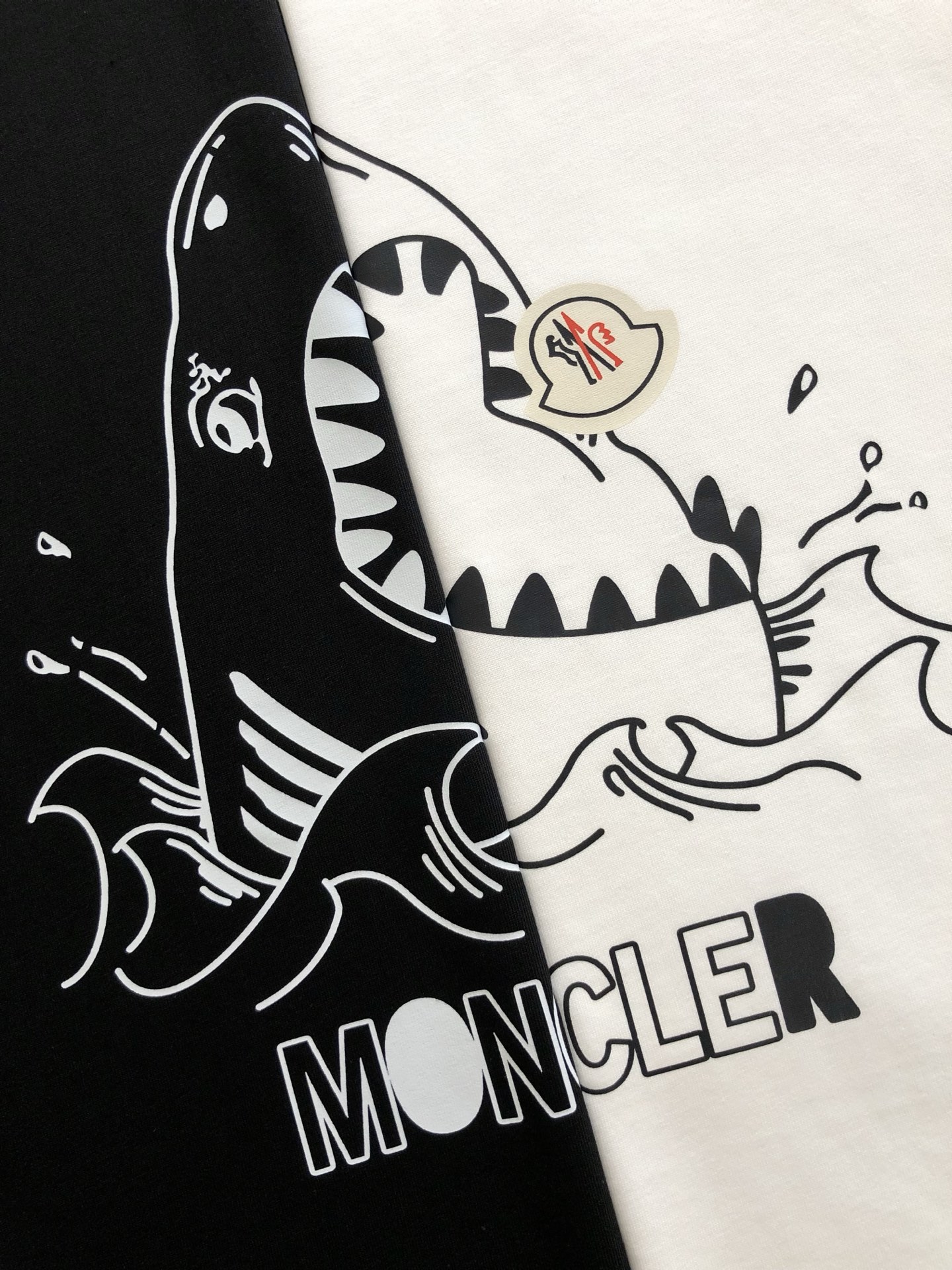 P70（顶级版本 区别通货）
25ss 蒙口 夏季新款  重磅推出双纱纯棉面料短袖 春夏走秀款 个性独家款式 男女同款 采用进口定制定染面料 后领锁链底全包肩 过水不变形不缩水 春夏最新砖柜同步 时尚又个性 超级百搭好看款  男女都非常合适  人手必备款 春夏最新砖柜同步 时尚又个性 超级百搭好看款 春夏最新砖柜同步 时尚又个性 超级百搭好看款  男女都非常合适  人手必备款  吊牌 领标 水洗麦 三标齐全
颜色：白色 黑色
码数：M-3XL（下单请报身高体重）