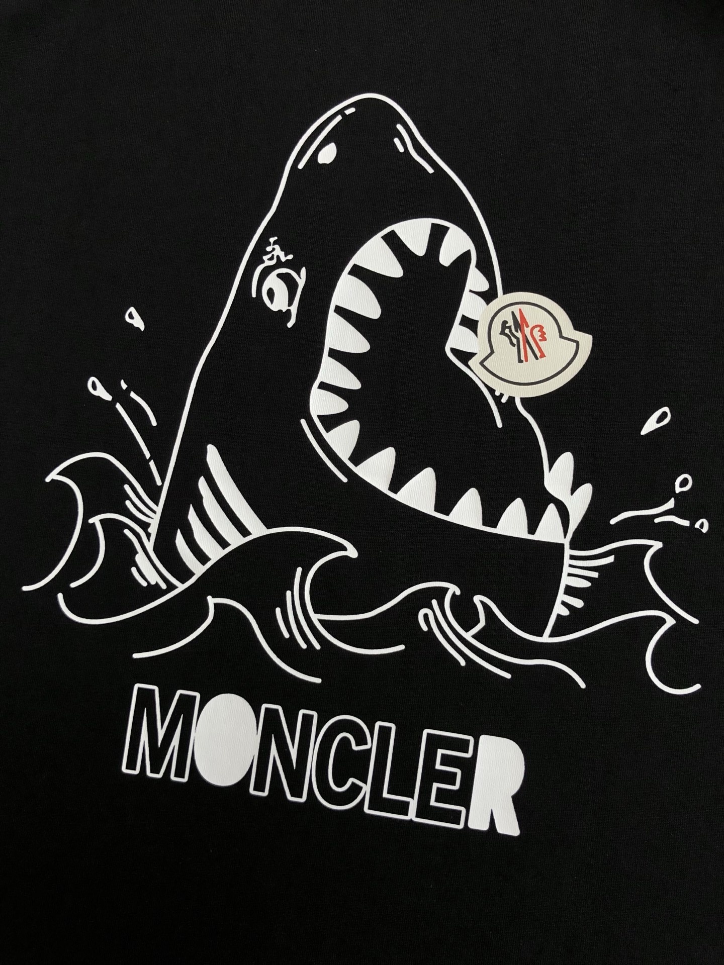 P70（顶级版本 区别通货）
25ss 蒙口 夏季新款  重磅推出双纱纯棉面料短袖 春夏走秀款 个性独家款式 男女同款 采用进口定制定染面料 后领锁链底全包肩 过水不变形不缩水 春夏最新砖柜同步 时尚又个性 超级百搭好看款  男女都非常合适  人手必备款 春夏最新砖柜同步 时尚又个性 超级百搭好看款 春夏最新砖柜同步 时尚又个性 超级百搭好看款  男女都非常合适  人手必备款  吊牌 领标 水洗麦 三标齐全
颜色：白色 黑色
码数：M-3XL（下单请报身高体重）