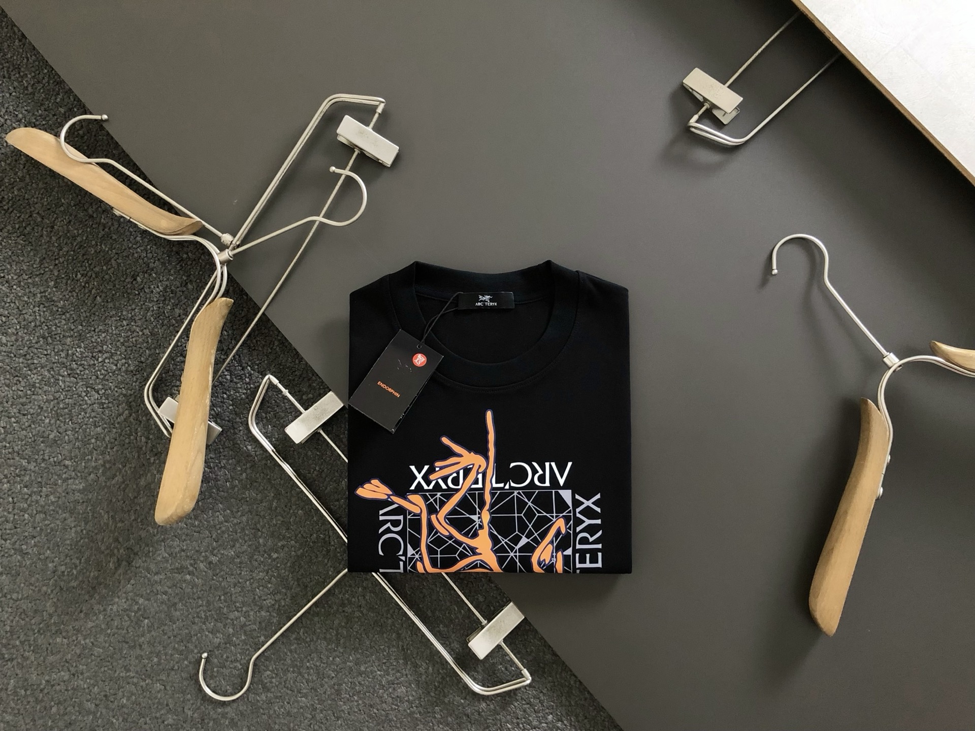 قميص رجالي فاخر بأكمام قصيرة من Arc'teryx بتصميم فريد وجودة فائقة