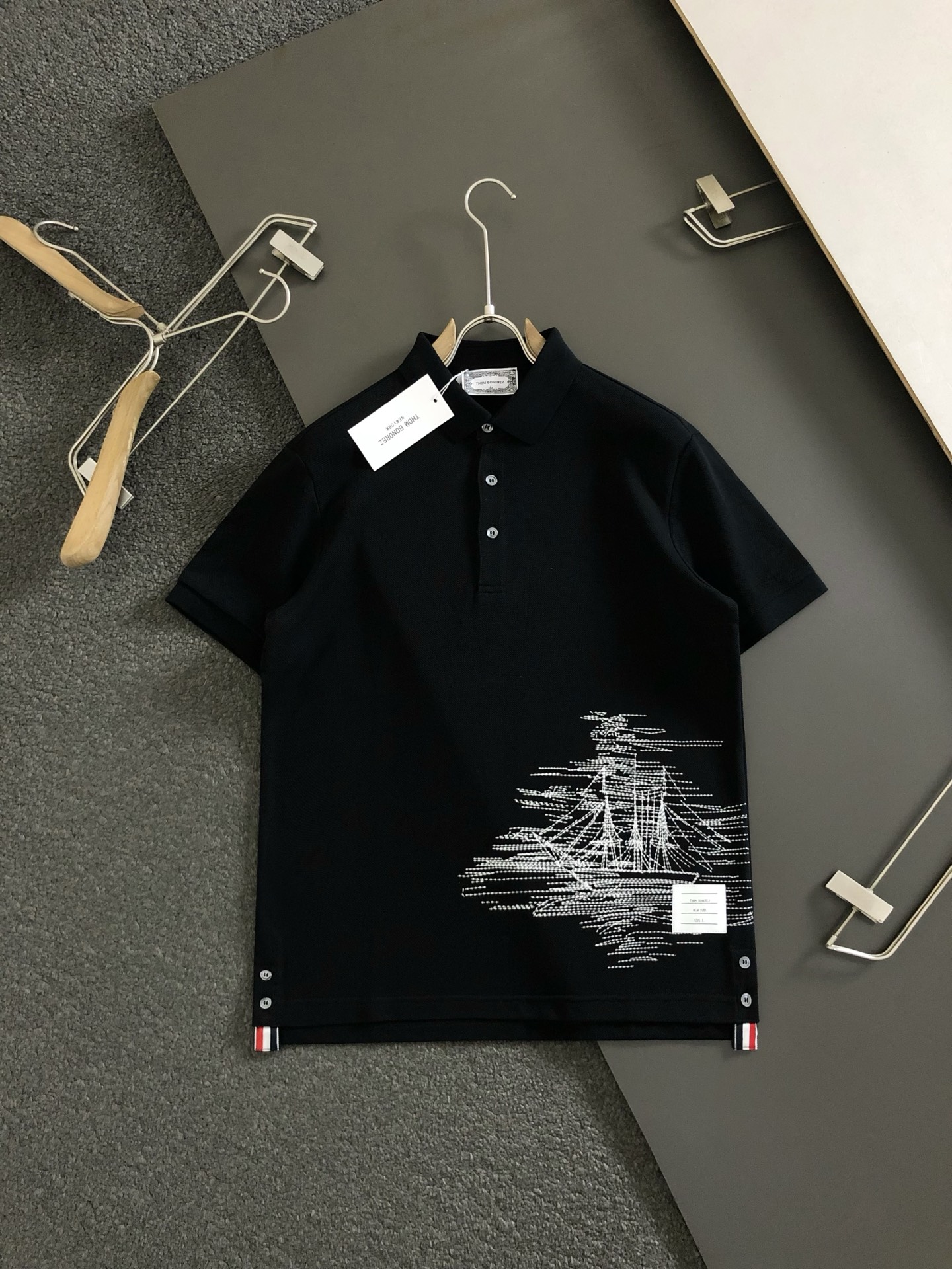 Thom Browne Zwart Polo Shirt met Zeilboot Borduurwerk - Klassiek en Stijlvol