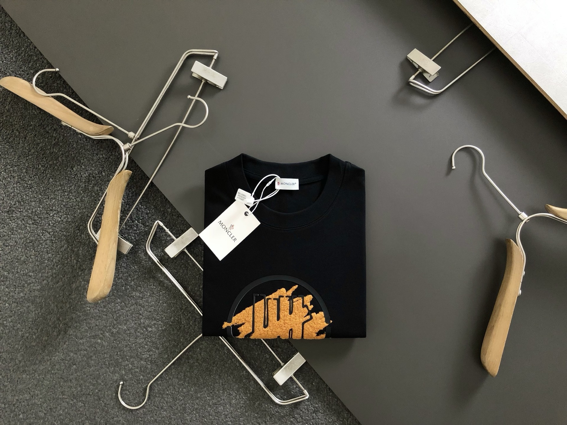 Moncler Camiseta Negra con Diseño Texturizado - Elegancia y Confort