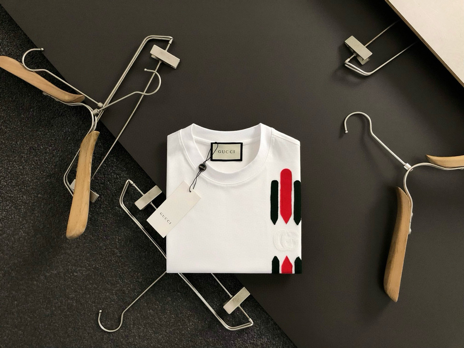 T-shirt Gucci Premium en Coton avec Détails Brodés et Motifs Distinctifs