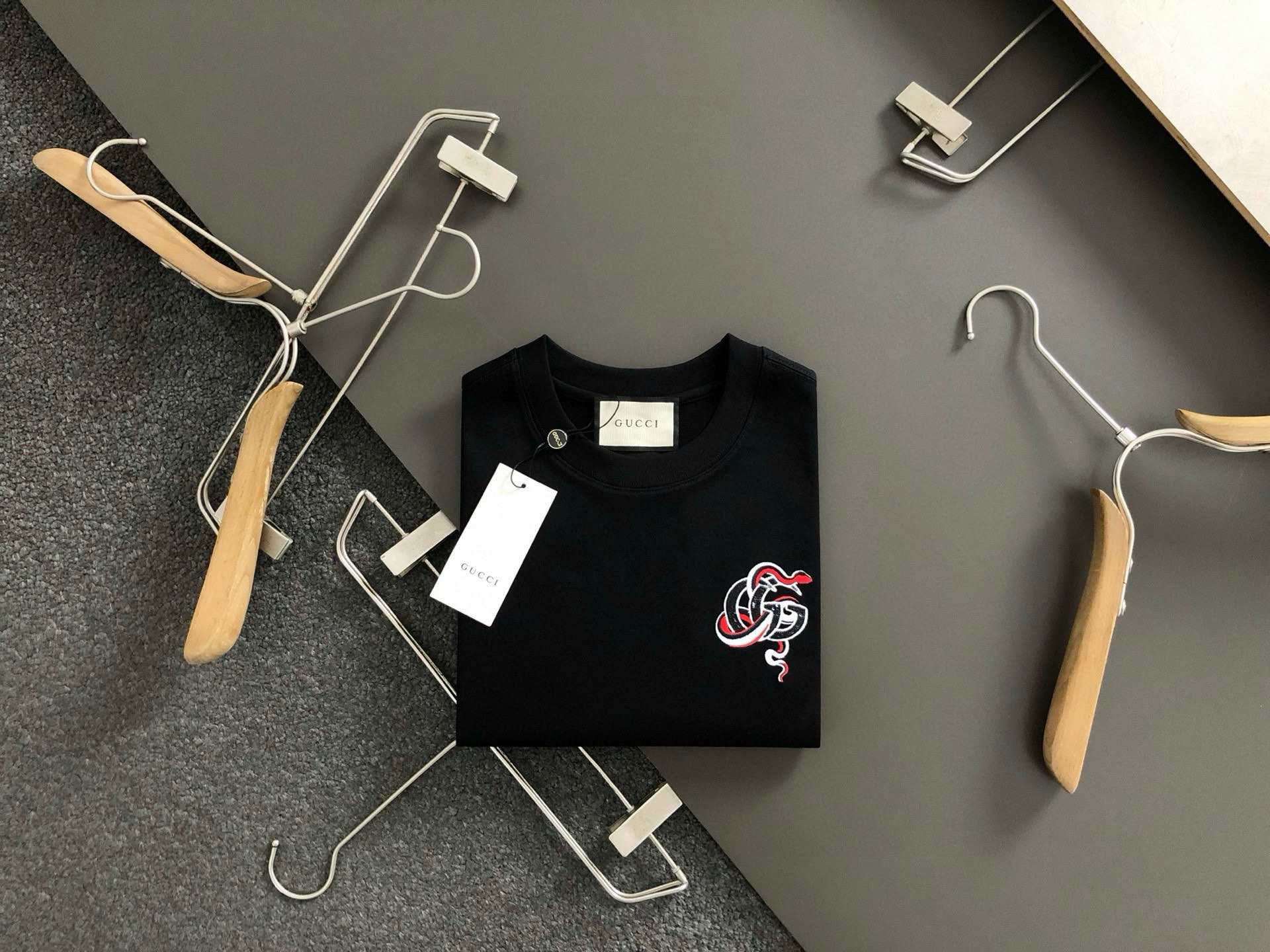 T-shirt Gucci Noir avec Broderie Serpent, Édition Limitée Printemps-Été