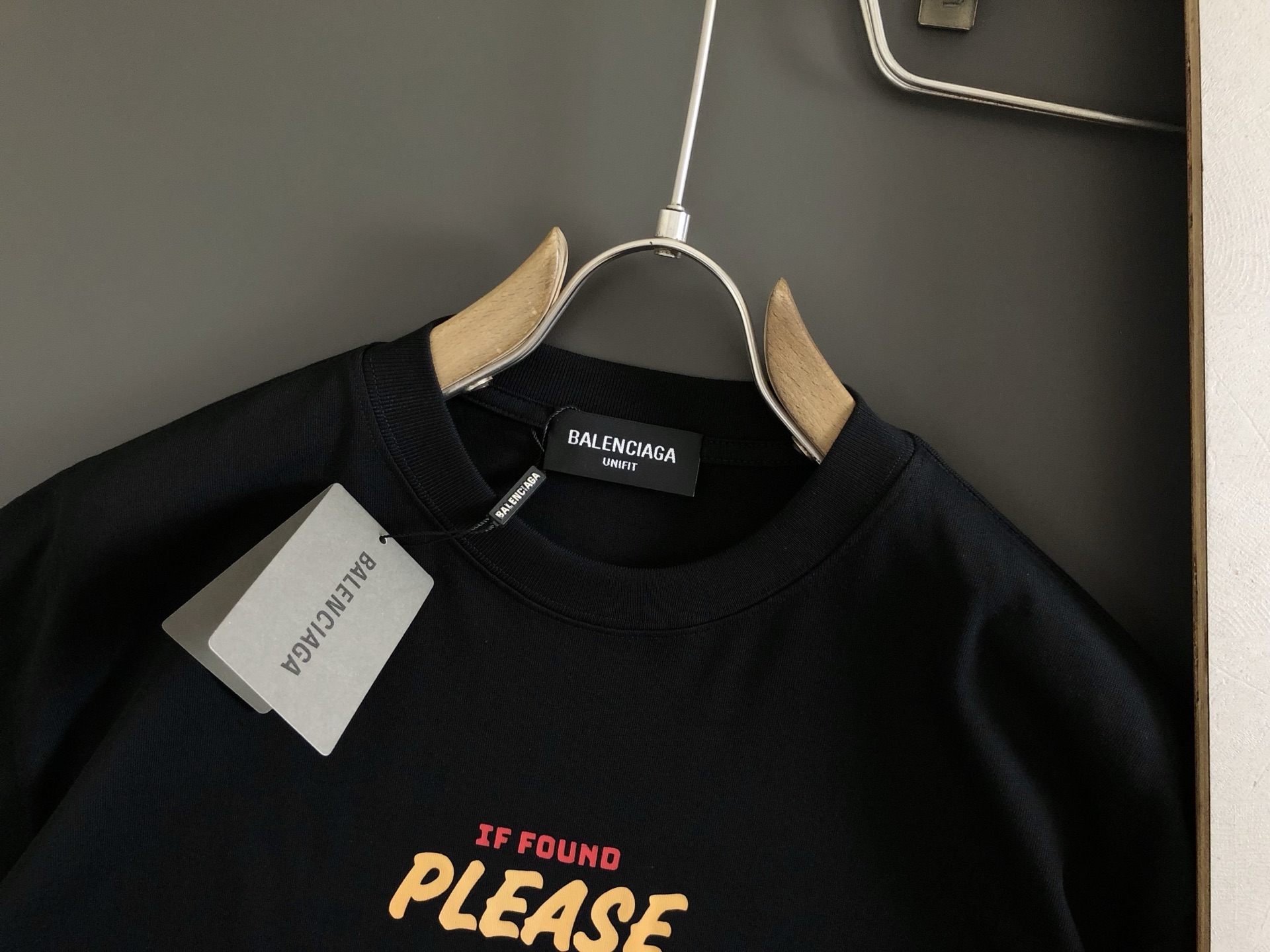 חולצת טי שחורה של Balenciaga עם הדפס ייחודי - נוחות וסטייל לקיץ 5 i1750937331092 616 0 1