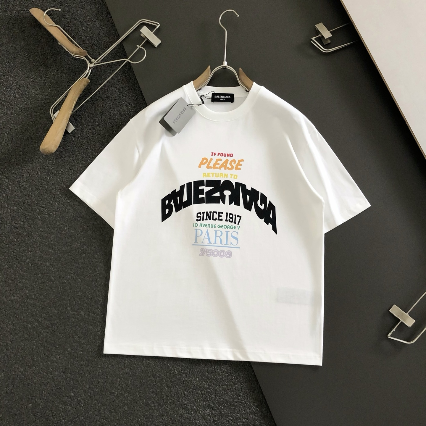 חולצת טי שחורה של Balenciaga עם הדפס ייחודי - נוחות וסטייל לקיץ 6 i1750937331393 9146 0 9