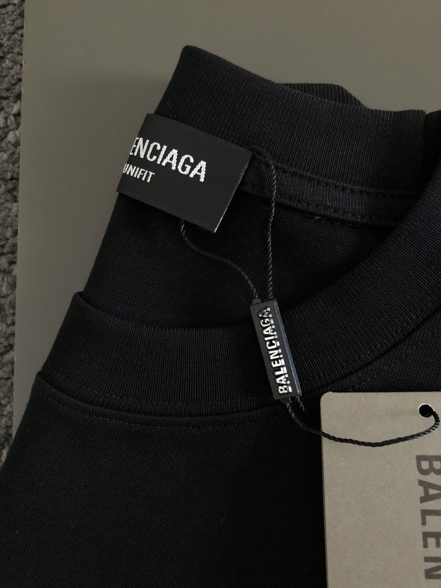 חולצת טי שחורה של Balenciaga עם הדפס ייחודי - נוחות וסטייל לקיץ 7 i1750937333311 8729 0 2