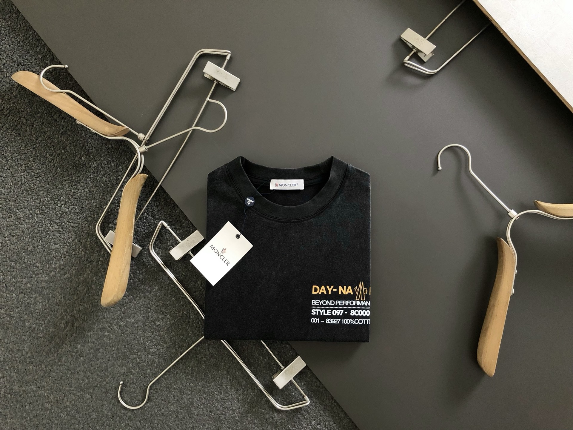 Moncler T-shirt Noir Délavé Imprimé – Confort Premium, Style Distinctif