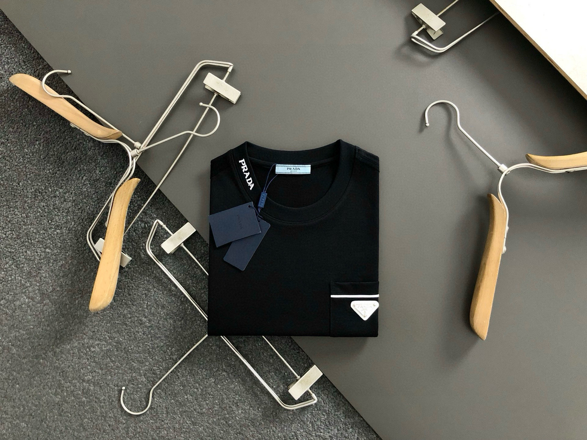 Elegante Camiseta Negra Prada con Logo Metálico para Hombre - Diseño Exclusivo