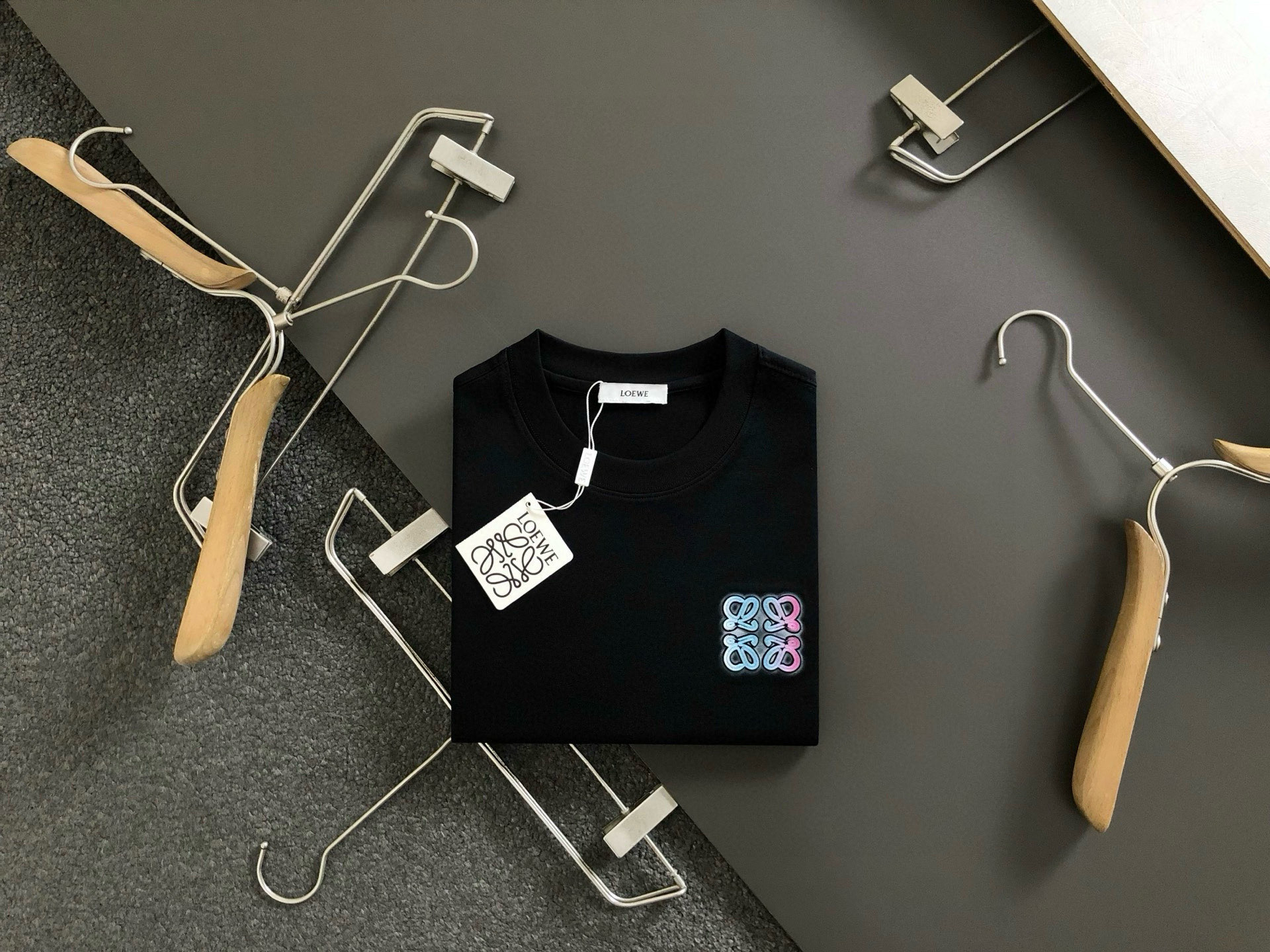 Loewe Heren T-shirt met Kleurrijke Logo - Premium Kwaliteit, Diverse Maten