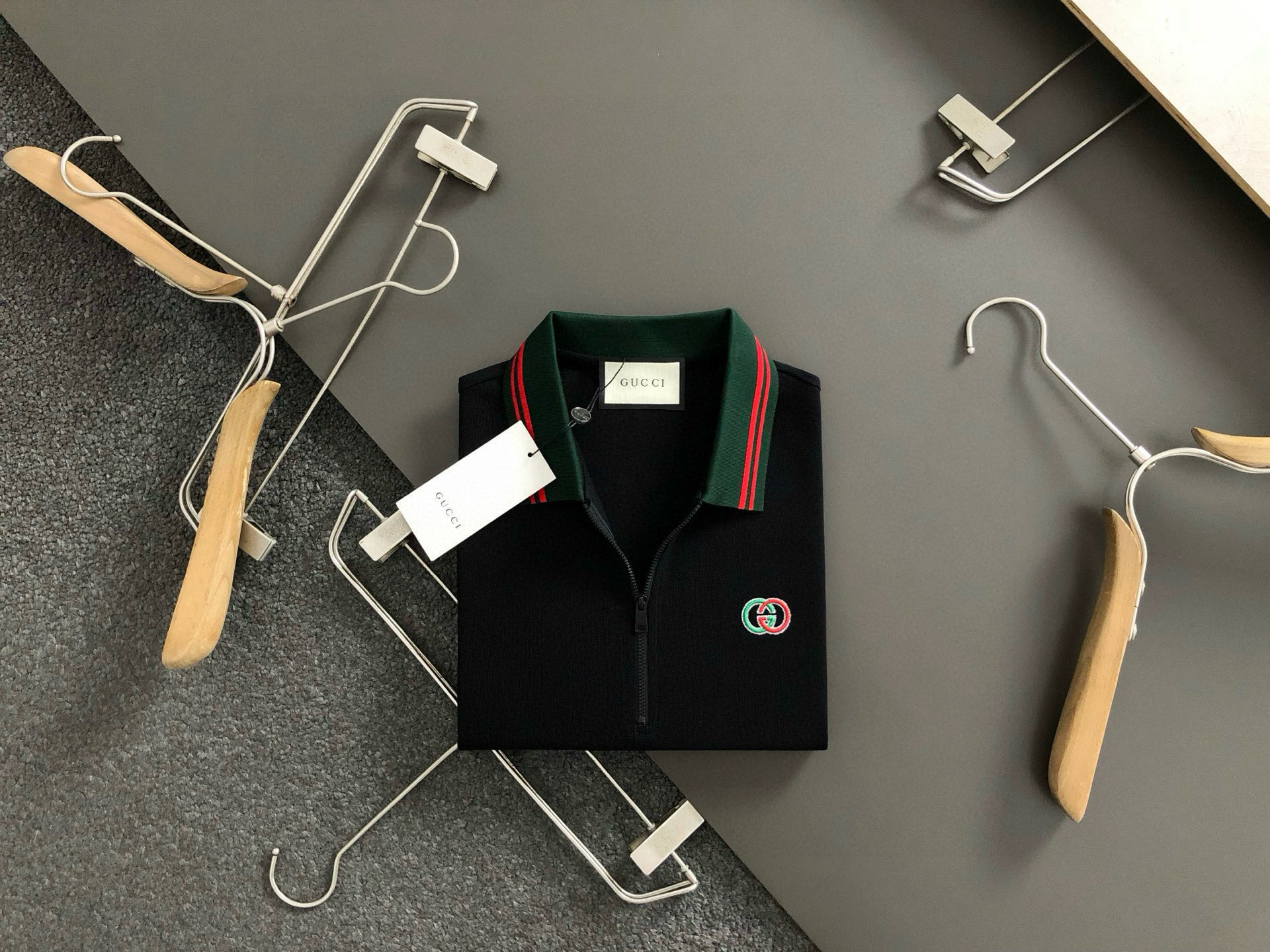 Gucci Polo Shirt met Rits - Stijlvolle Herenkleding met Geborduurde Details