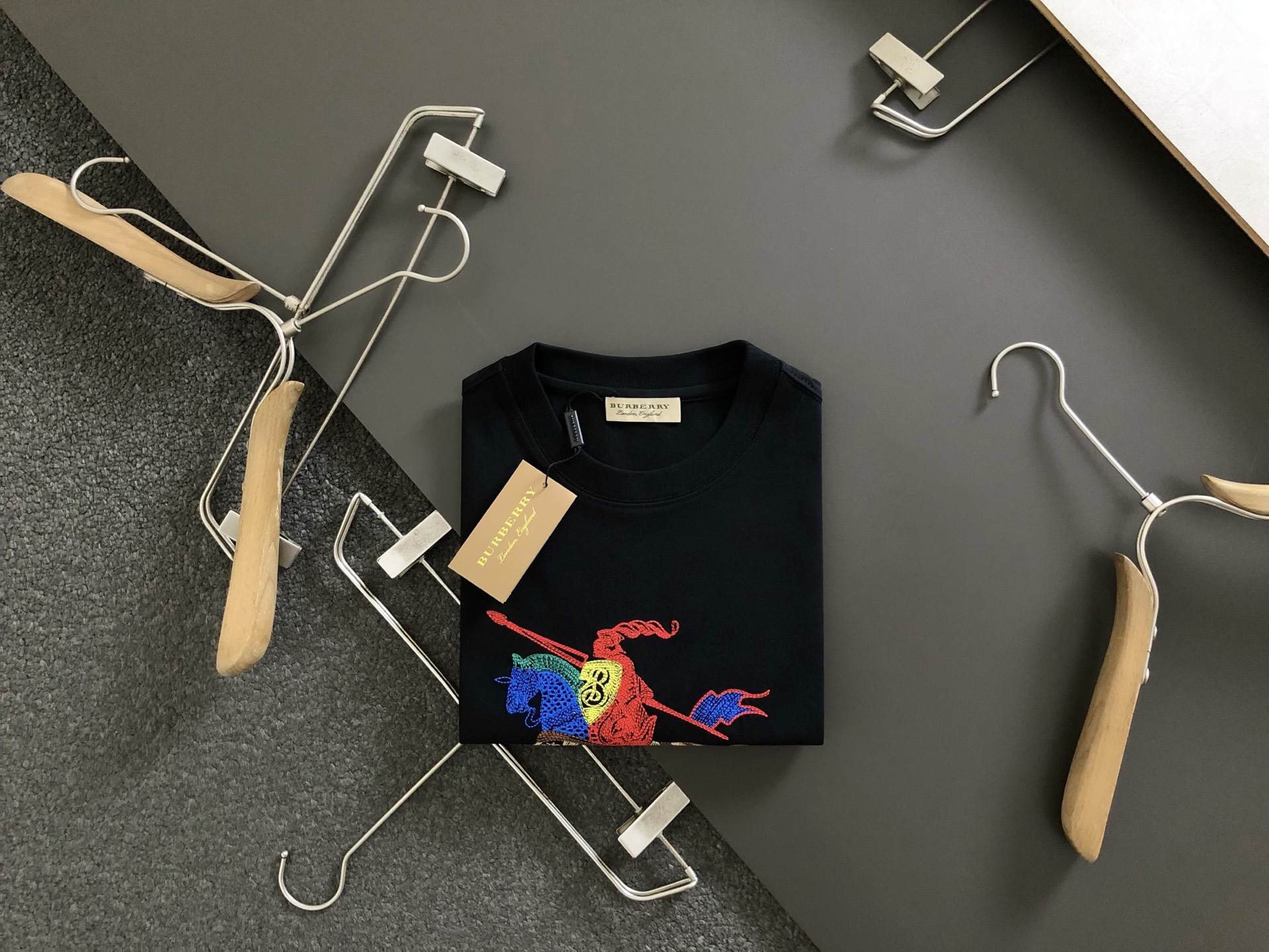 NO:444789,BBR* fit style S-xxl The latest and most top colored thread embroidered knight short sleeves, the top quality counter original single short sleeves, the top production process imported fabric, the unique design of the counter model, using imported high-end custom imported silk thread feels first-class!  Official website for sale!  yard count, T-shirt,alexander wang19860909BBR*合身版型S-xxl 最新最顶级彩色线绣骑士短袖,最顶级的品质专柜原单短袖,顶级制作工艺进口面料,专柜款独特设计,采用进口高端订制进口丝线手感一流！官网在售！码数,,T-shirt,alexander wang,Men's clothing