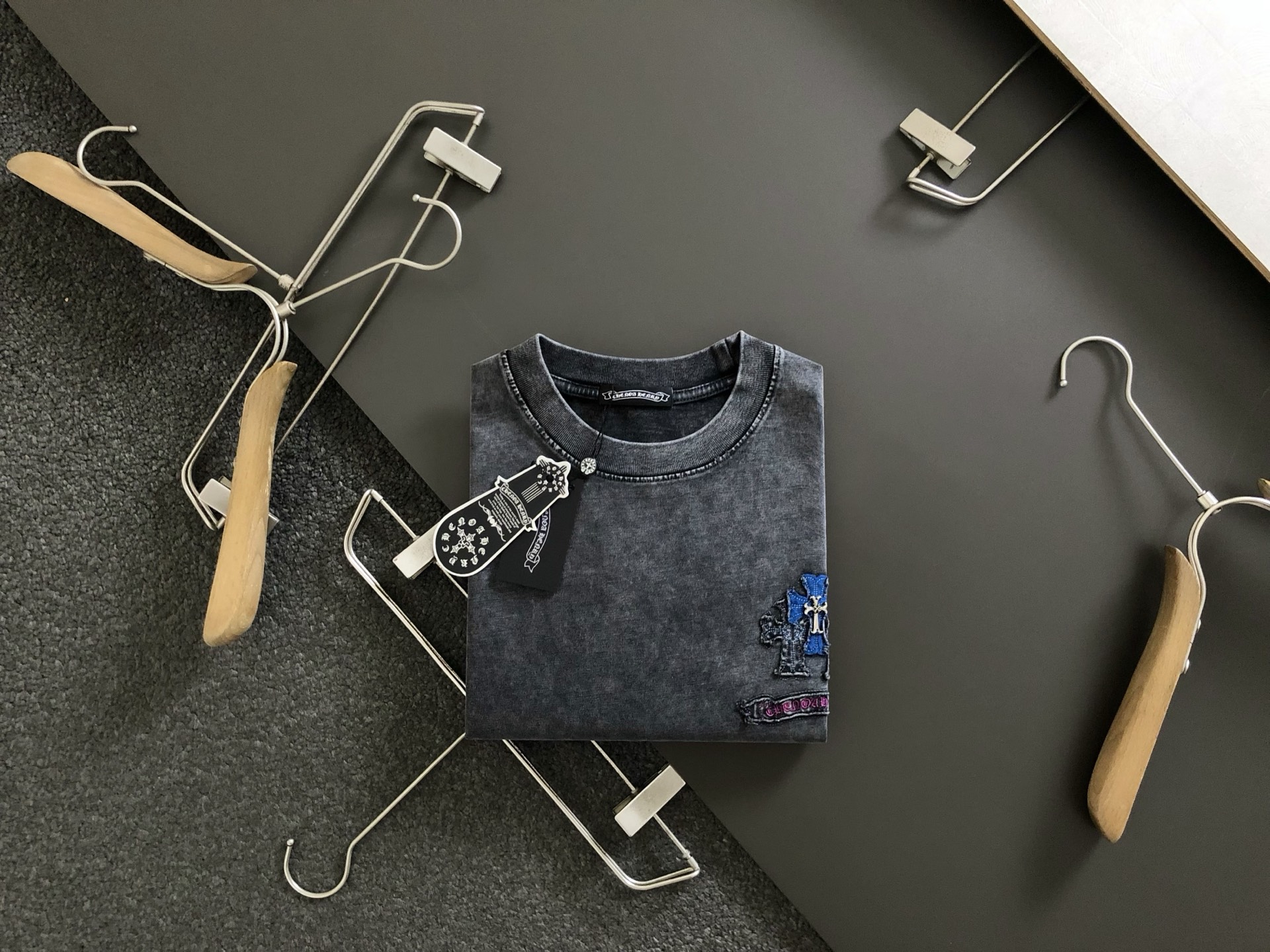 NO:444774,Ch* fit style S-Xl 25 spring and summer top retro washing Sanskrit letters burning craft trendy brand short sleeves, exquisite craftsmanship counter fabric, top-level elements fusion creation, complete 3 standards, trendy men's fashion, whether it is the comfort of the upper body or the incomparable existence, it can be said to be a must-have for summer -135(s)175-(M) 178-160(L)180-(XL) 180-180(XXL),,T-shirt,alexander wang19860909Ch*合身版型S-Xl 25春夏顶级复古水洗梵文字母烧花工艺潮牌短袖,精致工艺专柜面料,顶级元素融合打造,3标齐全,潮男时尚,无论是上身舒适度还是都是无可比拟的存在,可以说是夏日必备 -135(s)175-(M) 178-160(L)180-(XL) 180-180(XXL),,T-shirt,alexander wang,Men's clothing