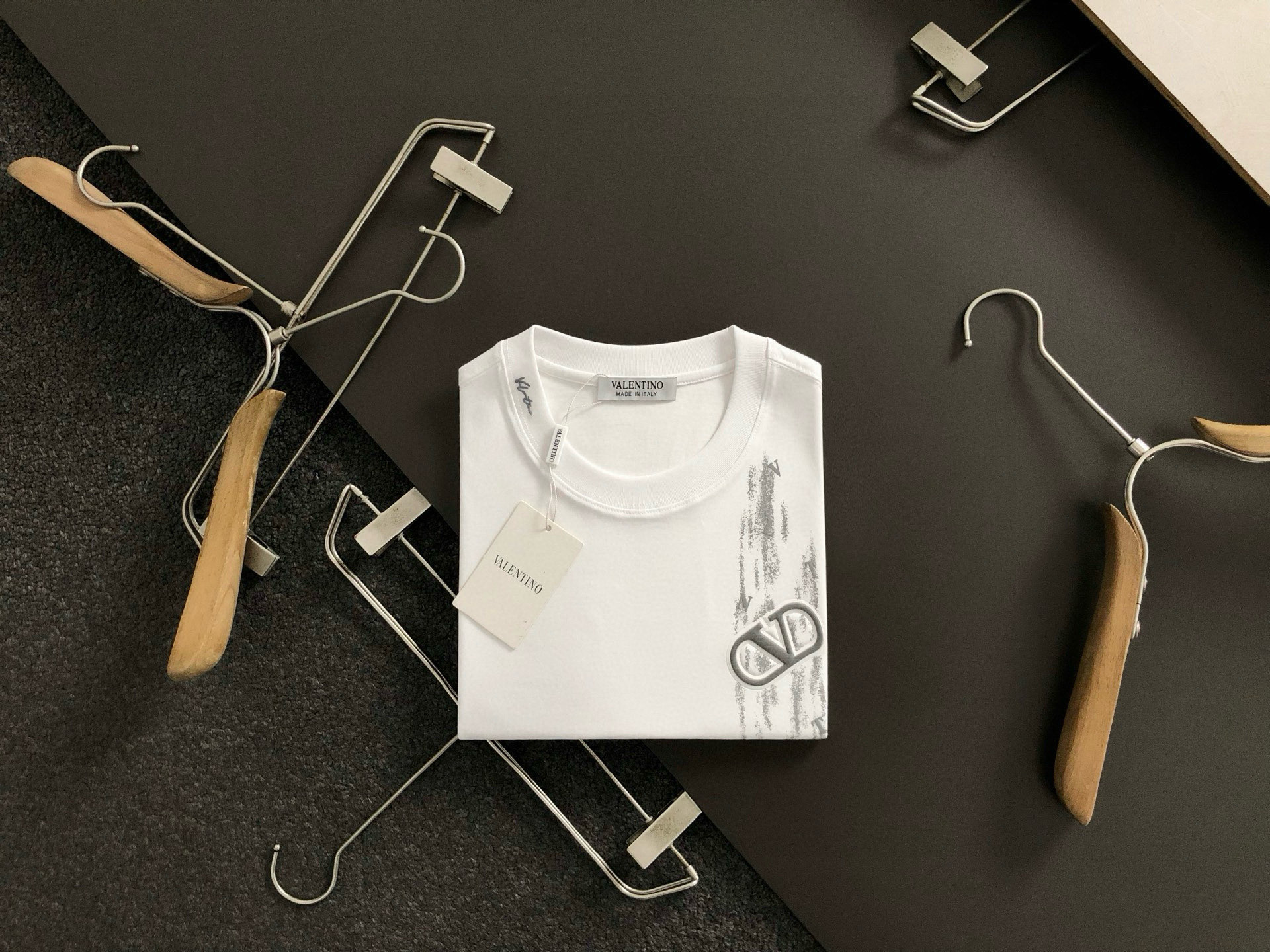 NO:444777,VITn* fitting style M-XXXL 25 spring and summer top graffiti V-shaped label classic short sleeves, exquisite craftsmanship counter fabric, top-level elements fusion, classic short sleeves 3 logos, trendy men's fashion, whether it is the comfort of the upper body or the incomparable existence, it can be said to be a must-have for summer -135(M) 175-150(L) 178-(XL)180-(XXL) 180-180(XXXL),,T-shirt,alexander wang19860909VITn*合身版型M-XXXL 25春夏顶级涂鸦V字贴标经典短袖,精致工艺专柜面料,顶级元素融合打造,经典短袖3标齐全,潮男时尚,无论是上身舒适度还是都是无可比拟的存在,可以说是夏日必备 -135(M) 175-150(L) 178-(XL)180-(XXL) 180-180(XXXL),,T-shirt,alexander wang,Men's clothing