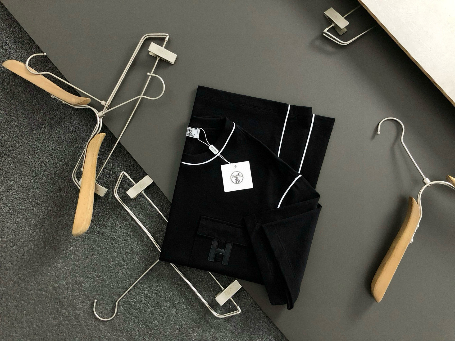 NO:444767,HMS* fitting style M-XXXL 25 spring and summer top black and white line style pocket H veneer classic short sleeves, exquisite craftsmanship counter fabric, top-level elements fusion, classic short sleeves 3 specifications, trendy men's fashion, whether it is the comfort of the upper body or the incomparable existence, it can be said to be a must-have for summer -135(M) 175-150(L) 178-(XL)180-(XXL) 180-180(XXXL),,T-shirt,alexander wang19860909HMS*合身版型M-XXXL 25春夏顶级黑白线条款口袋H贴皮经典短袖,精致工艺专柜面料,顶级元素融合打造,经典短袖3标齐全,潮男时尚,无论是上身舒适度还是都是无可比拟的存在,可以说是夏日必备 -135(M) 175-150(L) 178-(XL)180-(XXL) 180-180(XXXL),,T-shirt,alexander wang,Men's clothing