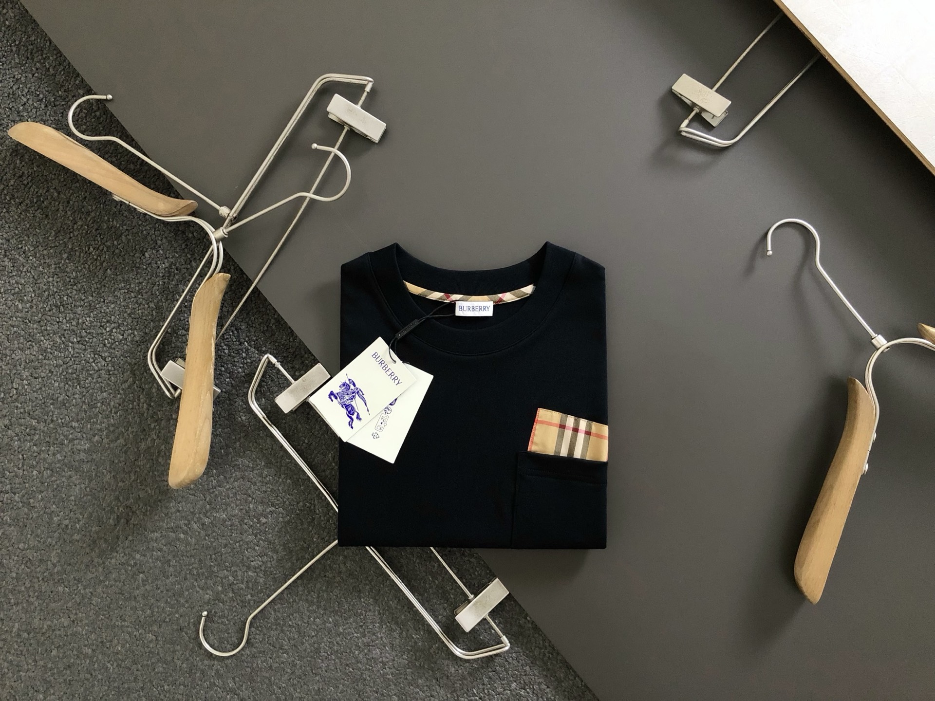 NO:444814,bbr* wide version M-XXL top-grade black checked pocket classic short sleeves, exquisite craftsmanship counter fabric, top-grade elements fusion, classic short sleeves 3 specifications, trendy men's fashion, whether it is the comfort of the upper body or the incomparable existence, it can be said to be a must-have for summer - (M) 175-155 (L) 178-165 (XL) 180-180 (XXL), T-shirt, alexander wang19860909bbr*阔版版型M-XXL 顶级黑色格纹口袋经典短袖,精致工艺专柜面料,顶级元素融合打造,经典短袖3标齐全,潮男时尚,无论是上身舒适度还是都是无可比拟的存在,可以说是夏日必备 -(M) 175-155(L) 178-165(XL)180-180(XXL),,T-shirt,alexander wang,Men's clothing