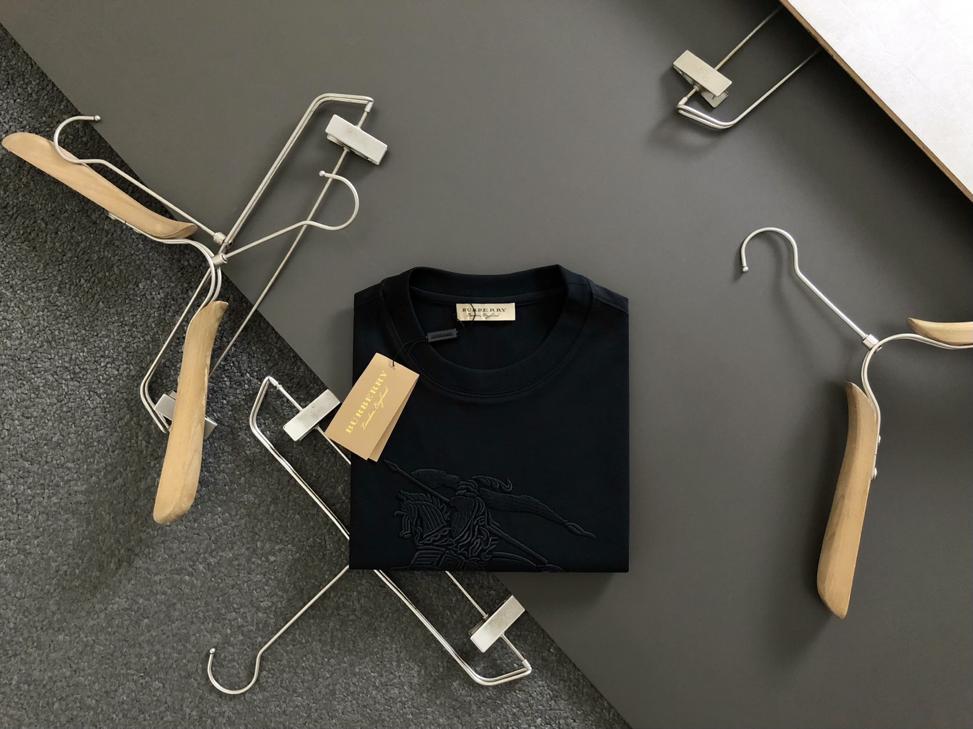 NO:444797,BBR* fit style S-xxl The latest and most top dark thread embroidered knight short sleeves, the top quality counter original single short sleeves, the top production process imported fabric, the unique design of the counter model, using imported high-end custom imported silk thread with first-class feel!  Official website for sale!  yard count, T-shirt,alexander wang19860909BBR*合身版型S-xxl 最新最顶级暗色线绣骑士短袖,最顶级的品质专柜原单短袖,顶级制作工艺进口面料,专柜款独特设计,采用进口高端订制进口丝线手感一流！官网在售！码数,,T-shirt,alexander wang,Men's clothing